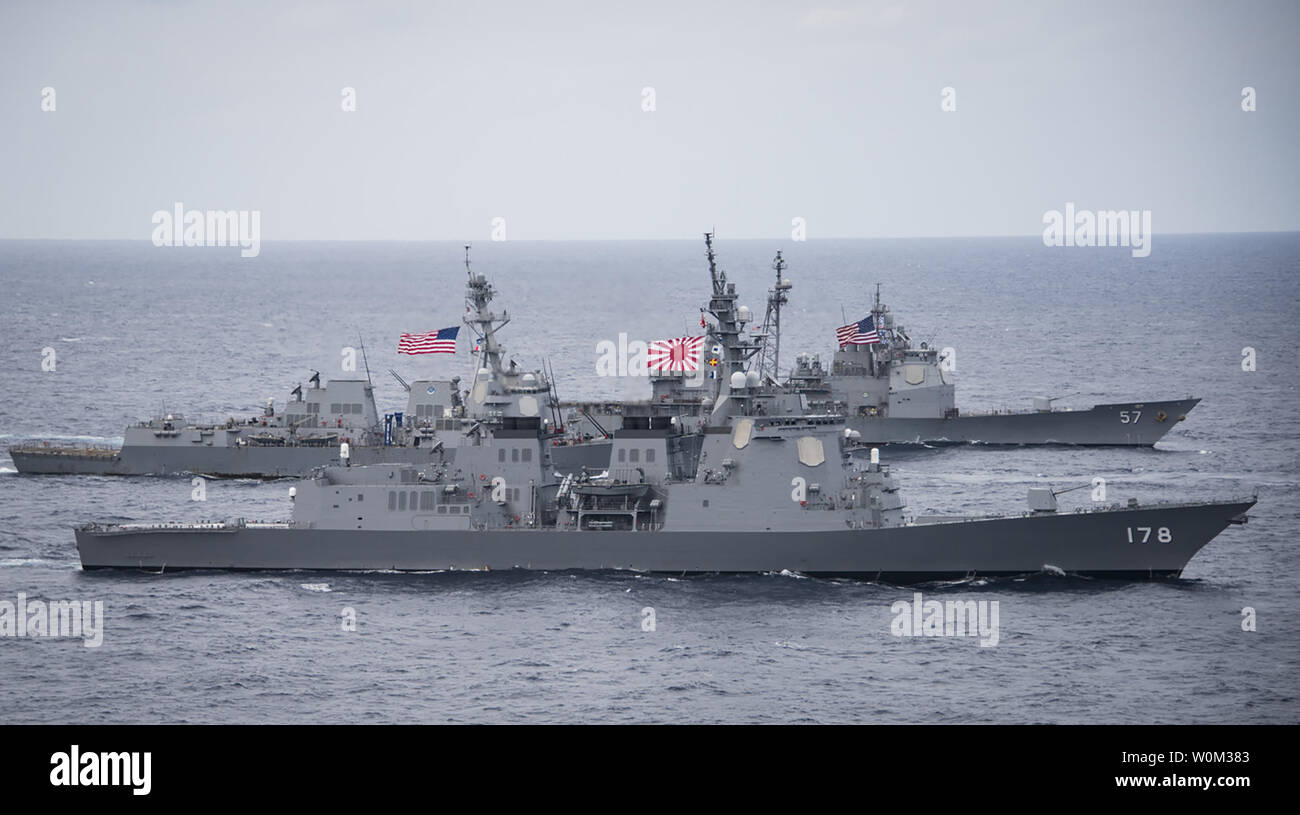 Le Japon d'autodéfense maritime destroyer JS Ashigara (DDG 178), premier plan, la classe Arleigh Burke destroyer lance-missiles USS Wayne E. Meyer (DDG 108) et de la classe Ticonderoga croiseur lance-missiles USS Lake Champlain (CG 57) transit la mer des Philippines le 28 avril 2017. La Marine américaine a patrouillé les Indo-Asia-Pacifique couramment pour plus de 70 ans la promotion de la paix et la sécurité régionales. Photo par MC2 Z.A. Landers/U.S. Navy/UPI Banque D'Images