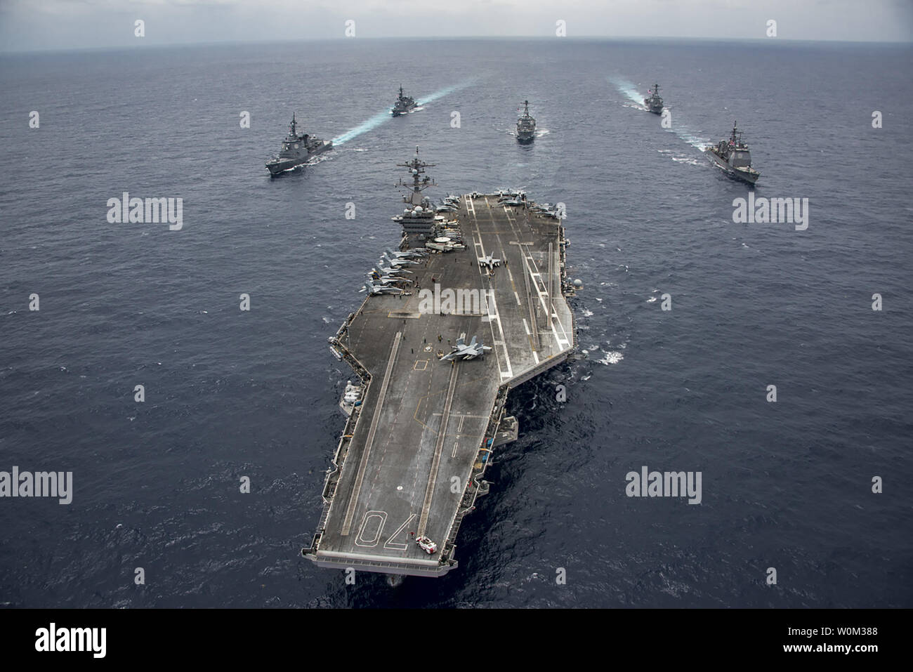 La classe Nimitz porte-avions USS Carl Vinson (CVN 70) dirige le Japon d'autodéfense maritime destroyers JS Ashigara (DDG 178), front de gauche, et JS Samidare (DD 106), arrière gauche, la classe Arleigh Burke destroyers lance-missiles USS Michael Murphy (DDG 112), feu, et l'USS Wayne E. Meyer (DDG 108), arrière droit, et la classe Ticonderoga croiseur lance-missiles USS Lake Champlain (CG 57), avant droit, pendant un transit la mer des Philippines le 28 avril 2017. La Marine américaine a patrouillé les Indo-Asia-Pacifique couramment pour plus de 70 ans la promotion de la paix et la sécurité régionales. Photo par Banque D'Images