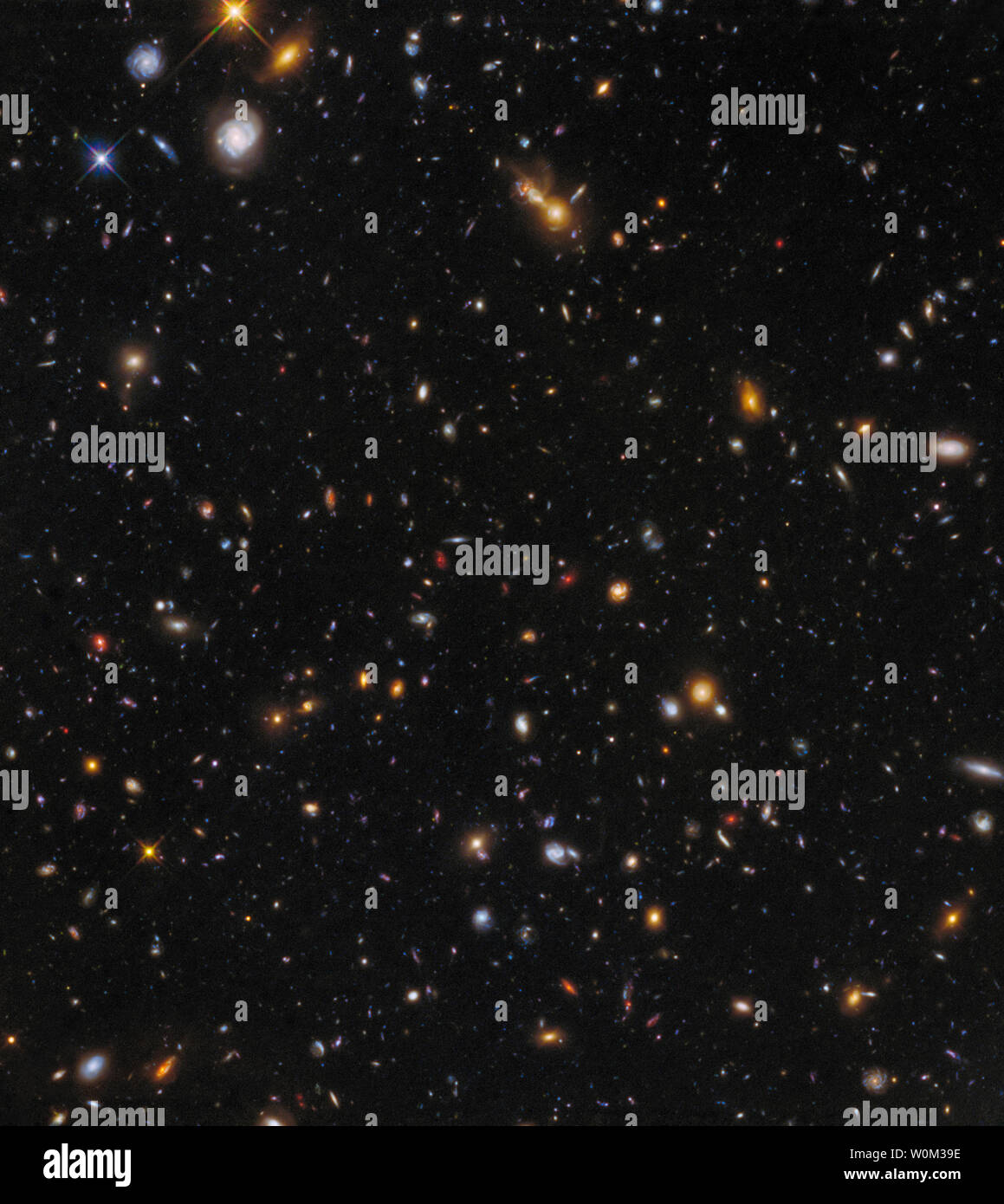 Bien qu'un oeil de Hubble observait sa cible principale, le massif des amas de galaxies Abell 370, le deuxième œil - un autre instrument - était à la recherche à une partie du ciel juste à côté de la grappe, comme on le voit dans cette image publié le 4 mai 2017. Bien que moins spectaculaire que la lumière des clusters, ces champs parallèles sont aussi profond que les images principales et peuvent même entrer en concurrence avec le célèbre Champ Profond de Hubble en ce qui concerne la profondeur. Ils sont donc un outil précieux pour l'étude de l'évolution des galaxies depuis les premières époques de l'univers jusqu'à aujourd'hui. Photo de la NASA/ESA/TVH Champs Frontière/UPI Banque D'Images