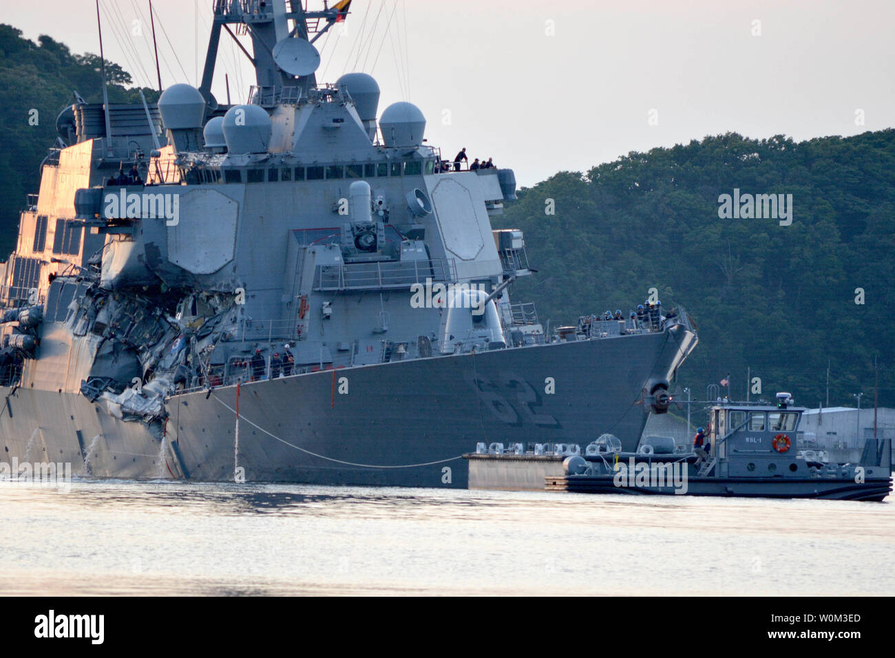 La classe Arleigh Burke destroyer lance-missiles USS Fitzgerald (DDG 62) renvoie aux activités de la flotte (FLEACT Yokosuka) le 17 juin 2017, à la suite d'une collision avec l'ACX Cristal, un navire marchand aux Philippines, bien qu'opérant au sud-ouest de Yokosuka, Japon. Photo par MC1 Peter Burghart/U.S. Navy/UPI Banque D'Images