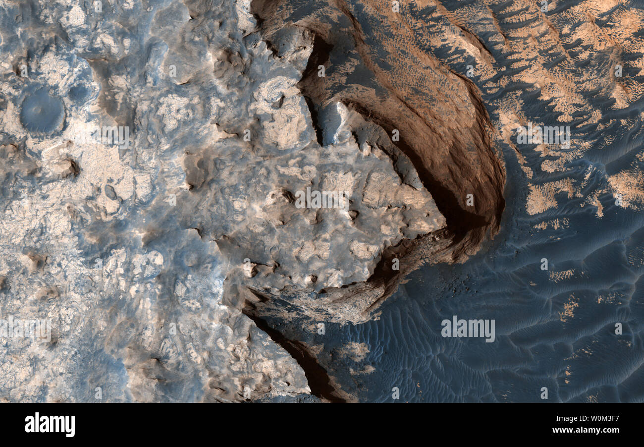 Cette image a été acquise par l'expérience scientifique d'imagerie haute  résolution (HiRISE) à bord de l'appareil photo Mars Reconnaissance Orbiter  de la NASA le 18 avril 2017, à 14:04 Mars local time.