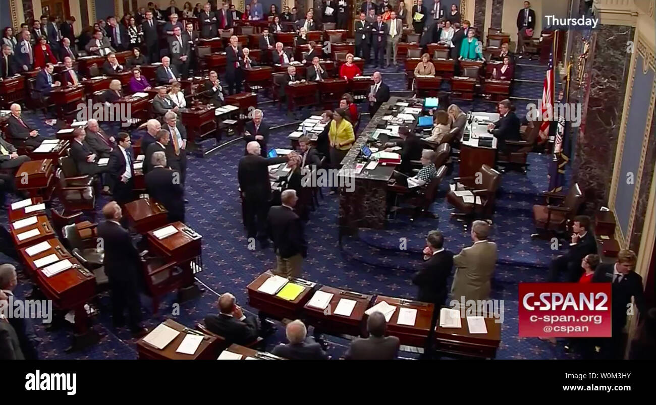 Le sénateur John McCain (R-AZ), centre avec main levée, vote contre le GOP's "Magere Brug' abroger la législation de la santé le 27 juillet 2017. McCain s'est joint à d'autres sénateurs républicains Lisa Murkowski (R-AK) et Susan Collins (R-ME), de même que tous les démocrates à rejeter le projet de loi par un vote de 49-51. C-SPAN/UPI Banque D'Images
