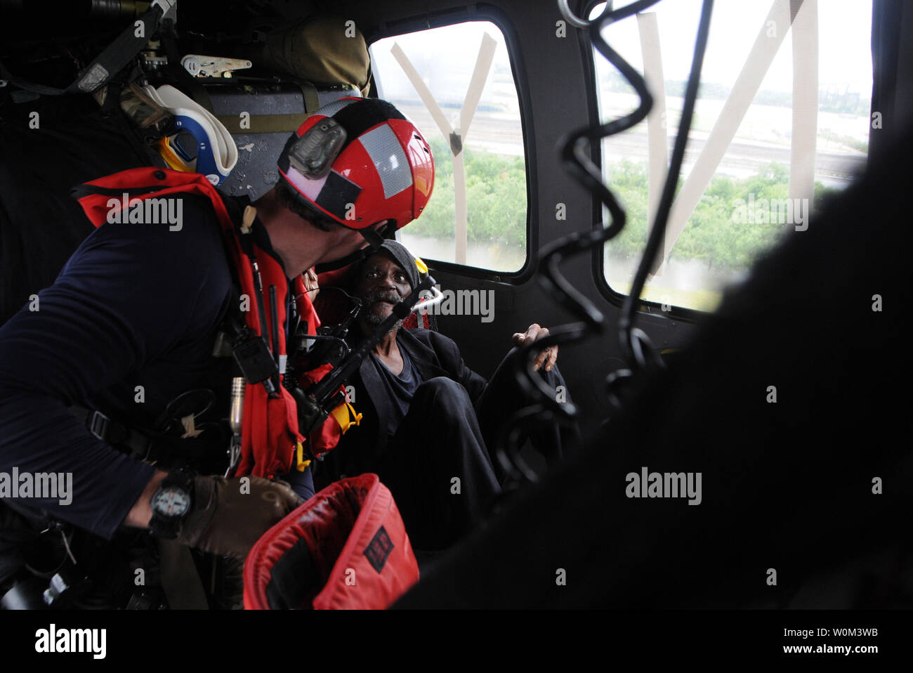 Air force Tech. Le Sgt. La Jordanie St Clair, un pararescueman avec le 103e Escadron de sauvetage Sauvetage de la 106e escadre affectée à la Garde nationale aérienne de New York, s'occupe d'un survivant de l'ouragan Harvey sur Beaumont, Texas, le 30 août, 2017. Les membres du 106e a repéré les pieds de l'homme accroché à l'extérieur d'un concierge de la fenêtre, et a pu faire la paire en toute sécurité à un hôpital local. Photo par Daniel H. Farrell/U.S. Air National Guard/UPI Banque D'Images