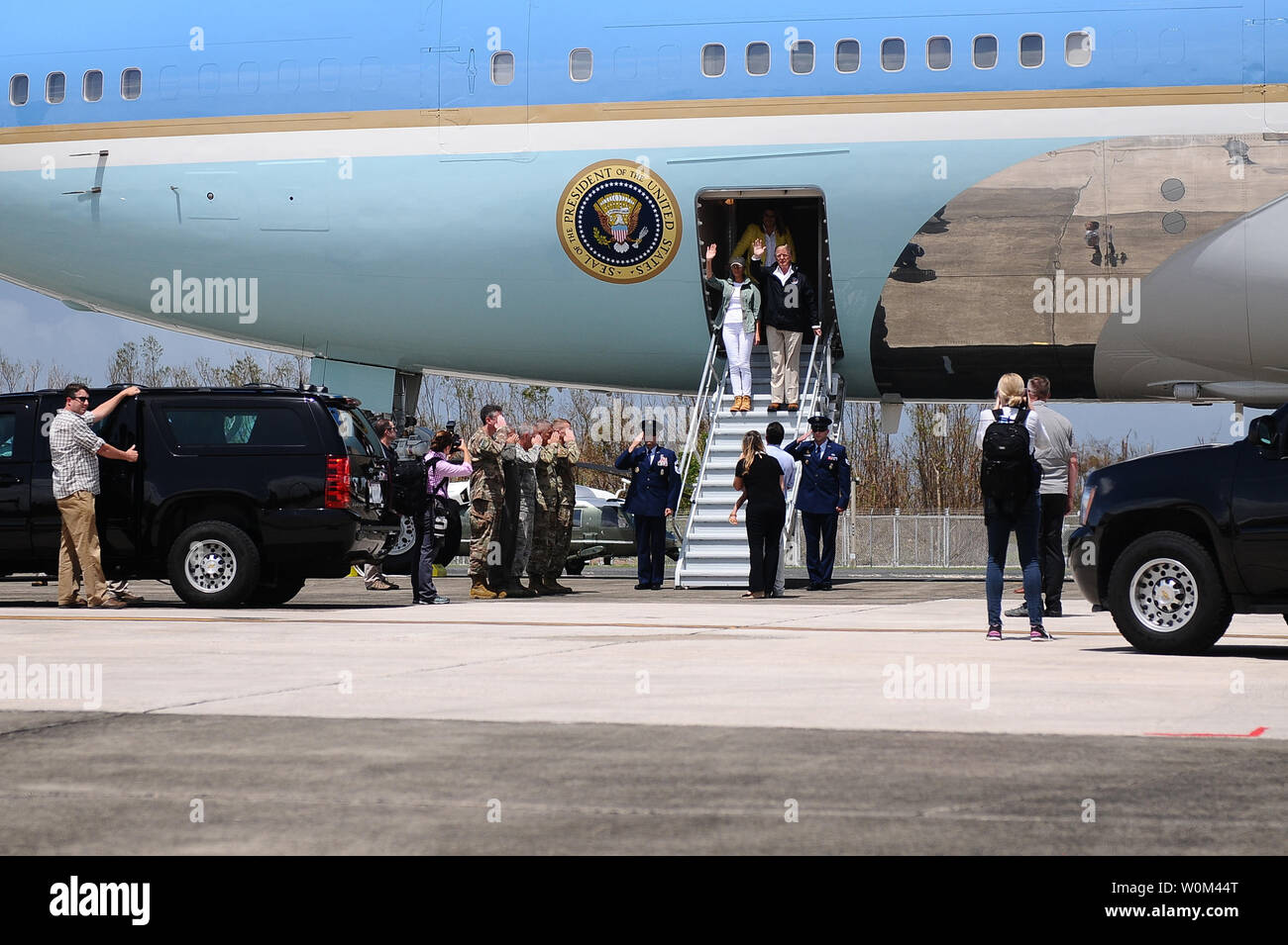 Le président Donald Trump et épouse, Melania, arriver à Carolina, Porto Rico, le 3 octobre 2017, pour évaluer les efforts de secours ayant lieu sur l'île à la suite des ravages causés par l'Ouragan Maria. L'adjudant général de Puerto Rico, Brig. Gen. Isabelo Rivera, de concert avec le général Jeffrey Buchanan, l'armée des États-Unis Amérique du général commandant, et le gouverneur Ricardo Rossello, a accueilli le président à son arrivée à l'île. Photo par le Sgt. L'Ahiram Jose Diaz/UPI/PRNG Banque D'Images