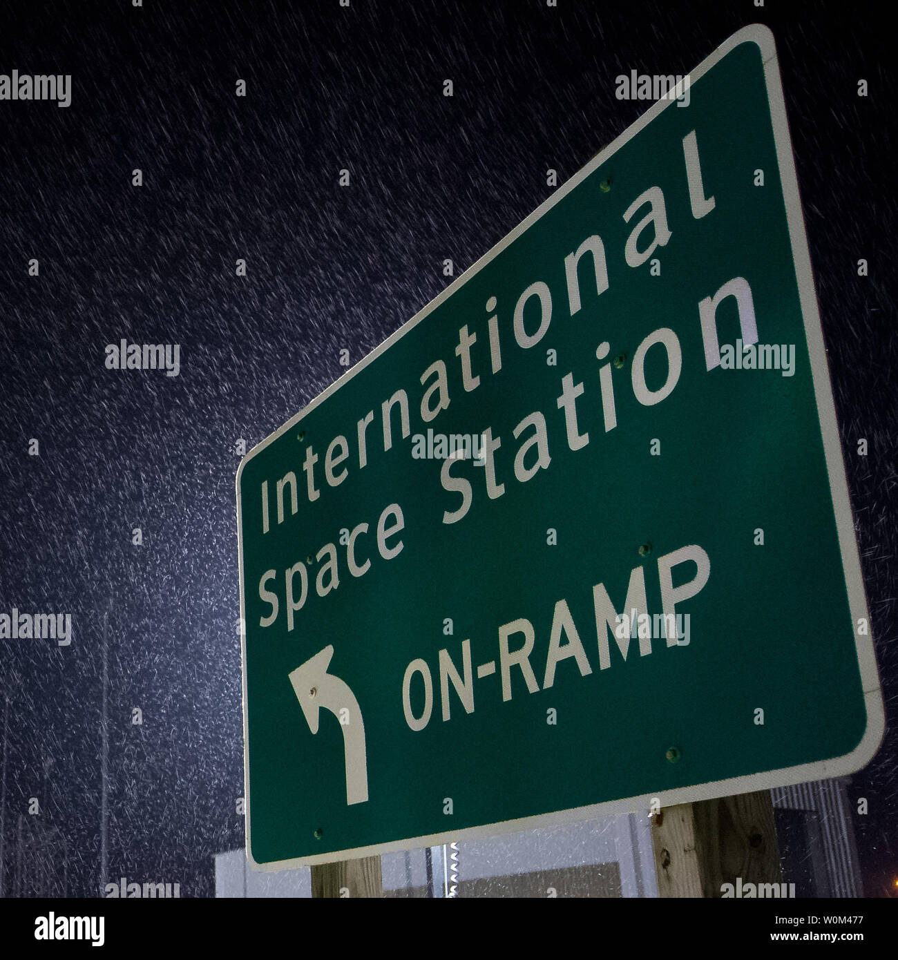 Un panneau à l'entrée de lancement-0A est considérée comme la fusée Antares d'ATK orbitale est roulée de l'intégration horizontale (HIF) au pad, le 9 novembre 2017, de la NASA à Wallops Flight Facility en Virginie. L'ATK orbitale huitième mission de ravitaillement en marchandises sous contrat avec la NASA pour la Station spatiale internationale offrira plus de 7 400 livres de la science et de la recherche, de l'équipage et des fournitures à la construction du véhicule pour le laboratoire orbital et son équipage. Photo de la NASA/Bill Ingalls UPI Banque D'Images