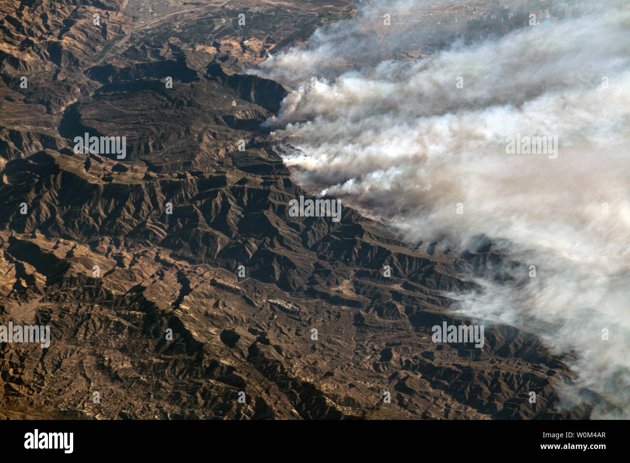 Randy Bresnik Commandant de l'expédition 53 à bord de la Station spatiale internationale a pris cette photo de la Californie incendies dans la Los Angeles le 6 décembre 2017. Ce brasier qui a été décrit par les pompiers comme une 'zone de guerre' a commencé il y a quatre jours, le 4 décembre. Brûlant plus de 96 000 hectares et 150 structures à ce jour pour Inciweb ce feu a été poussée par un phénomène météorologique particulier en Californie, la Santa Ana (aussi connu sous le nom de Diablo ou Devil) vents. NASA/UPI Banque D'Images