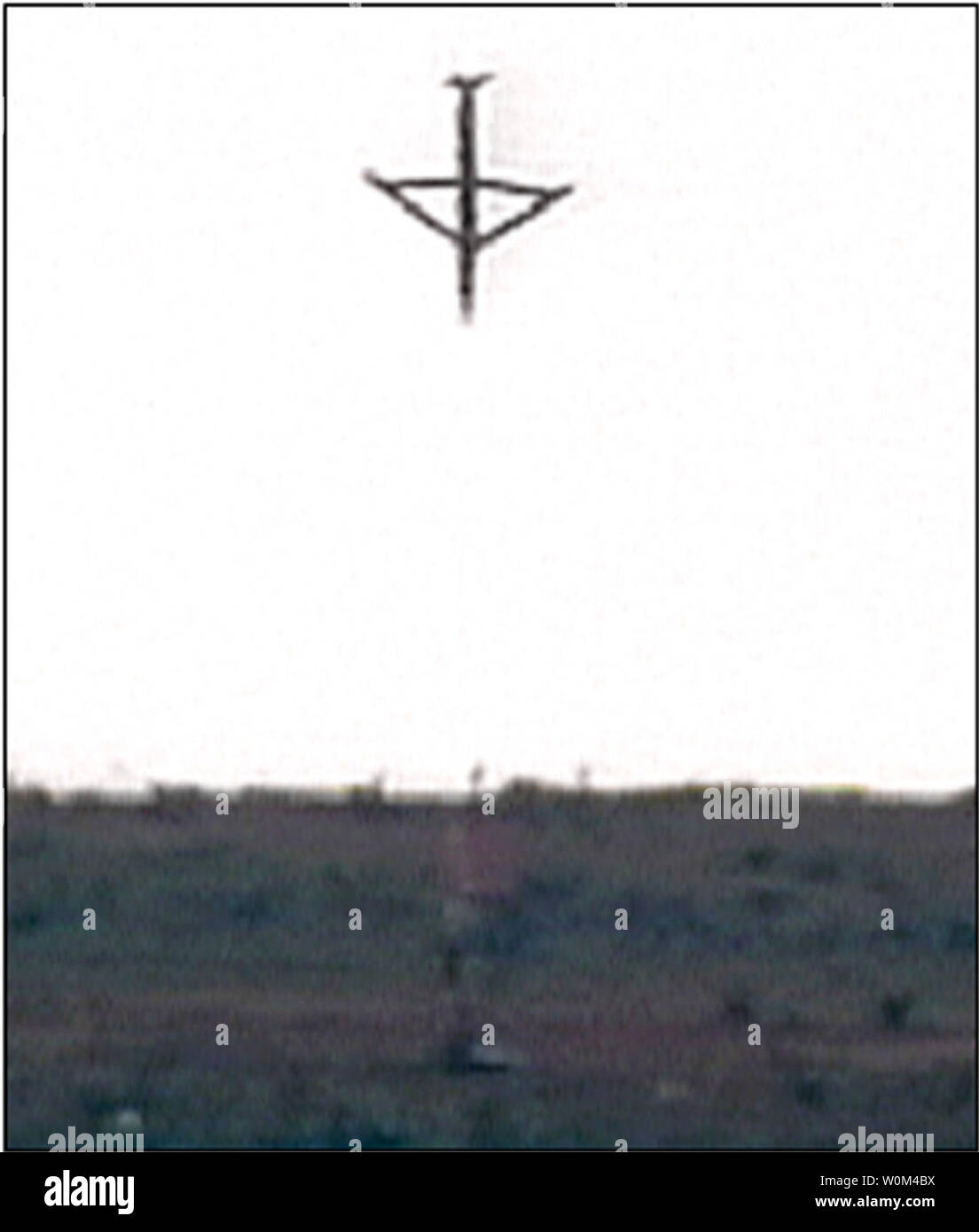 Une GBU-39/B Boeing Diamètre petite bombe (PSD) est montré juste avant l'impact sur sa cible, le 14 août 2003 test de vol à Eglin AFB, en Floride. Le PSD s'appuie sur le système de positionnement global (GPS) pour fournir près de précision la précision. (UPI/USAF) Banque D'Images