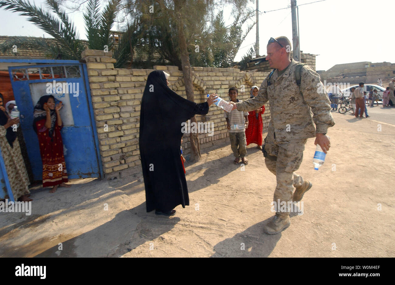 Les marins et les Marines des États-Unis d'un groupe expéditionnaire (ESG-1) de distribuer l'eau à la population d'Al Faw, l'Iraq le 28 octobre 2003. La distribution de l'eau est l'une des nombreuses opérations humanitaires fournis par ESG-1 dans la péninsule de Fao au cours de l'opération Sweeney. Banques (UPI/TED/Marine) Banque D'Images