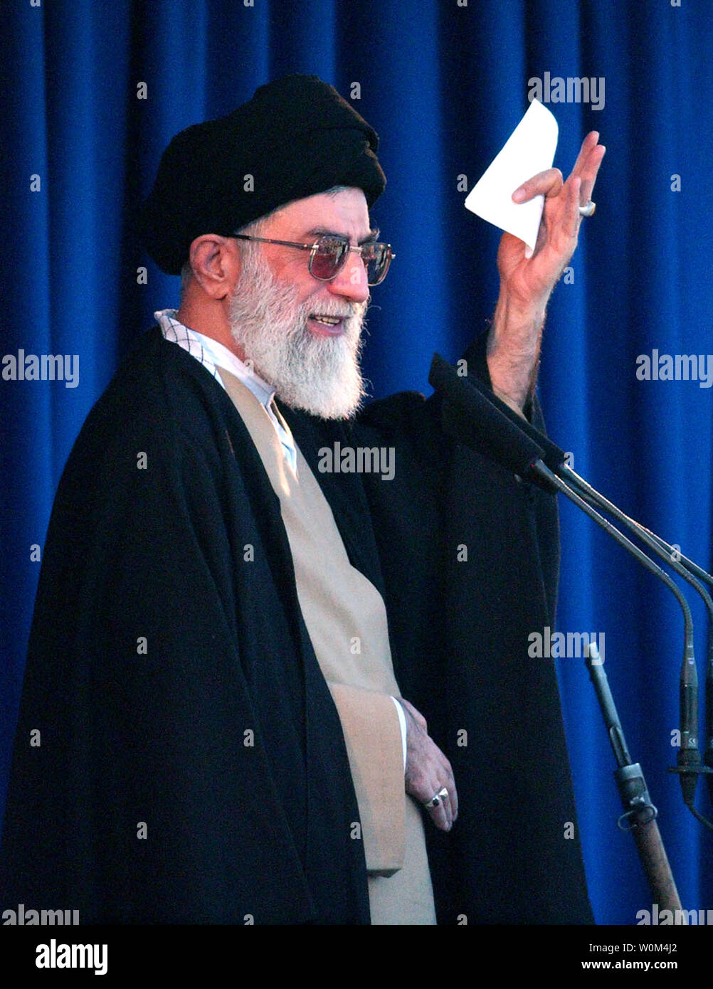 L'Iran l'Ayatollah Ali Khamenei fournit le sermon de fidèles à la mausolée de Téhéran le 14 novembre 2003. Khamenei a déclaré que le président américain George W. Bush 's politique au Moyen-Orient a échoué et a déclenché une vague de colère anti-américaine dans le monde islamique. (Photo d'UPI/Ali Khaligh) Banque D'Images