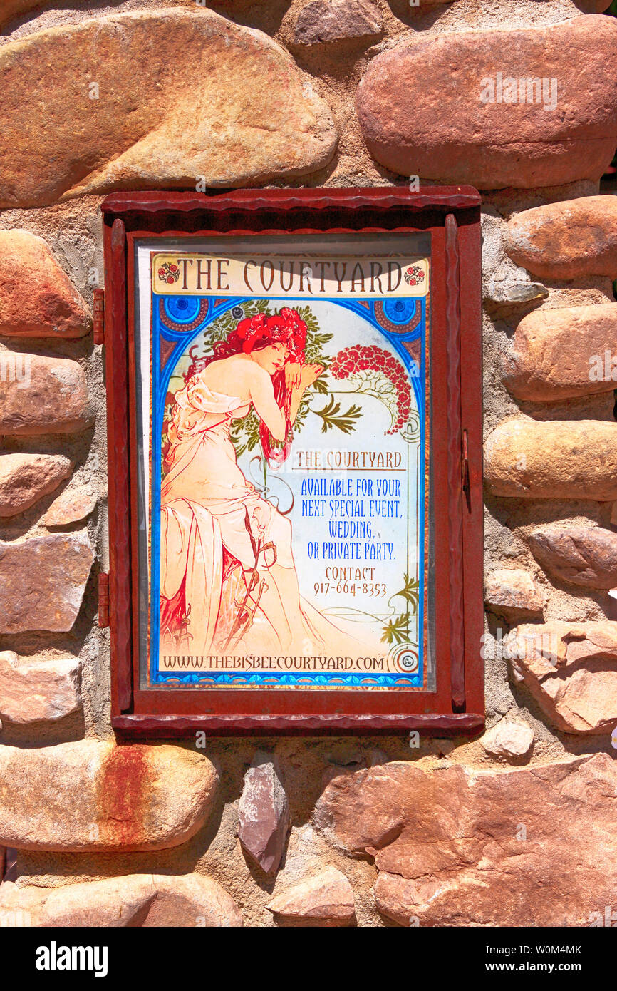 Art Nouveau encadrée affiche publicitaire de la Brasserie Restaurant de la Cour sur l'Ave dans le centre-ville de Bisbee, AZ Banque D'Images