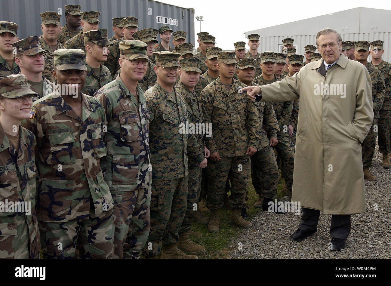 Le secrétaire à la défense Donald H. Rumsfeld souligne un U.S. Marine comme il parle avec les marins et soldats de l'Armée déployés dans Kritsanisi, la Géorgie, le 5 décembre 2003. Rumsfeld est en Géorgie pour rencontrer le Président par intérim Nino Burjanadze, Ministre de la Défense Le Général David Tevsadze et à visiter avec les troupes américaines qui y sont déployés. (Photo d'UPI/Andy Dunaway/Air Force) Banque D'Images