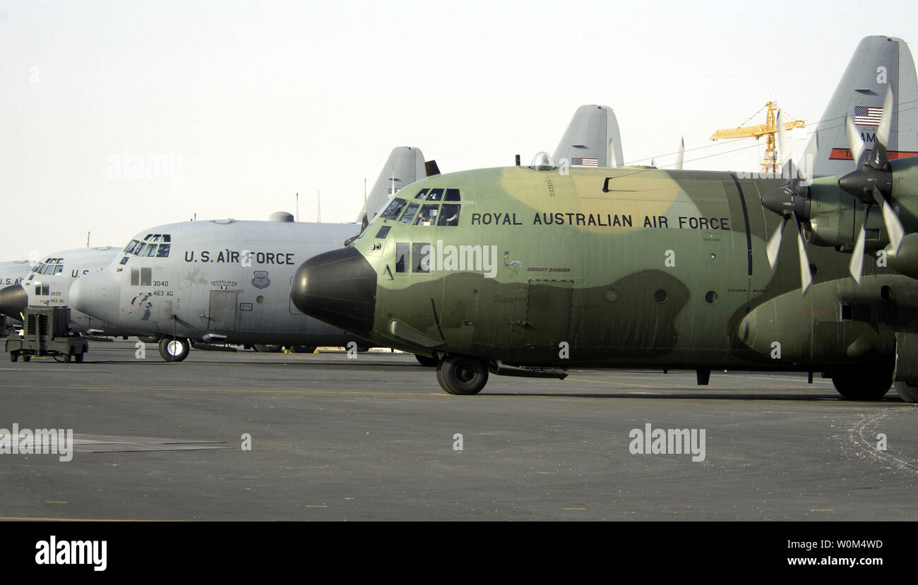 Un C-130 Hercules de la Royal Australian se trouve sur la ligne de vol de près de US Air Force C-130 à un emplacement déployées à l'avant dans le sud-ouest de l'Asie le 24 décembre, 2003. (Photo d'UPI/U.S. La Force aérienne et le sergent-chef Suzanne M. Jenkins) Banque D'Images