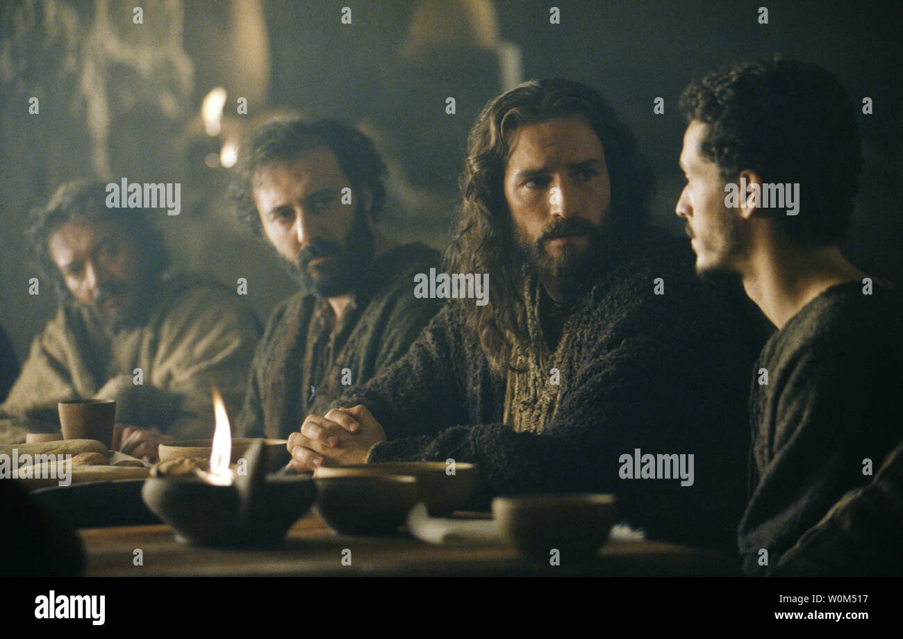 Jim Caviezel (Jésus) se trouve avec les Apôtres lors de la Cène dans une scène de la Passion du Christ, Mel Gibson's new film controversé sur les douze heures de la vie du Christ. Les critiques déclarent le film est antisémite et graphiquement violent. (Photo d'UPI/Philippe Antonello/Newmarket Films) Banque D'Images