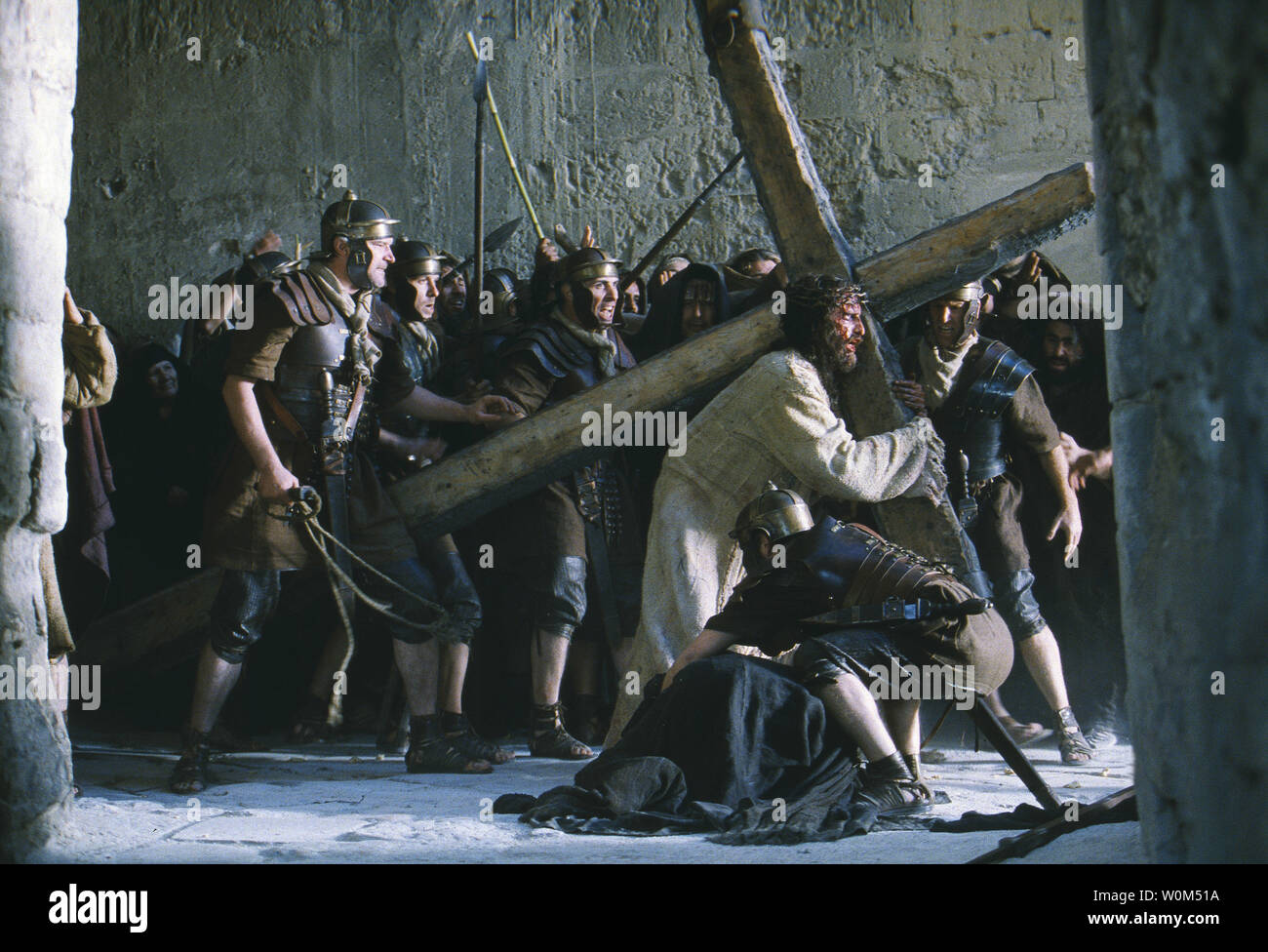 Jésus (Jim Caviezel) porte la croix dans une scène de la Passion du Christ, Mel Gibson's new film controversé sur les douze heures de la vie du Christ. Les critiques déclarent le film est antisémite et graphiquement violent. (Photo d'UPI/Philippe Antonello/Newmarket Films) Banque D'Images