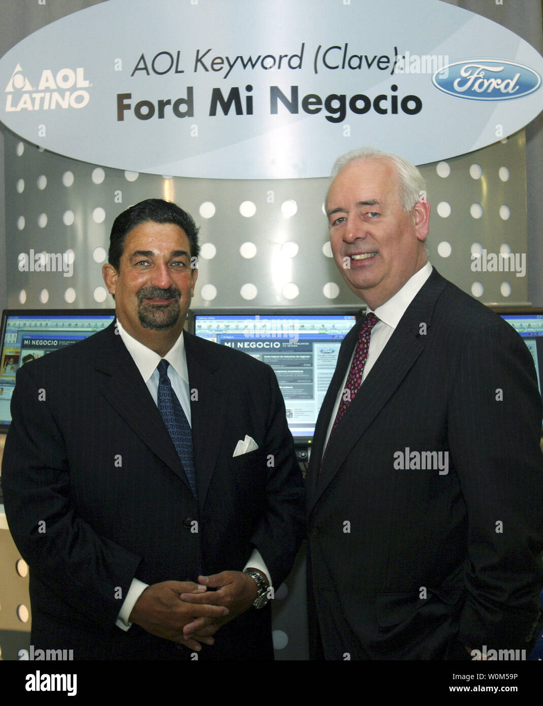 Ted Leonsis, Vice-président d'America Online, Inc. et président d'AOL Core Services (à gauche) et Nick Scheele, président de Ford Motor Company, annoncer le lancement d'MI NEGOCIO ("Mon entreprise"), la première langue d'espagnol des affaires en ligne pour fournir aux entrepreneurs les Hispaniques de l'information, des ressources et des connexions nécessaires pour démarrer ou développer leur propre entreprise au cours d'une conférence de presse le Jeudi, Avril 29, 2004 à New York. Le site lancé par Ford, sera propulsé par AOL Latino, le plus grand service Internet pour les Hispaniques aux États-Unis. (UPI/Photo/Anders Krusberg Medialink) Banque D'Images