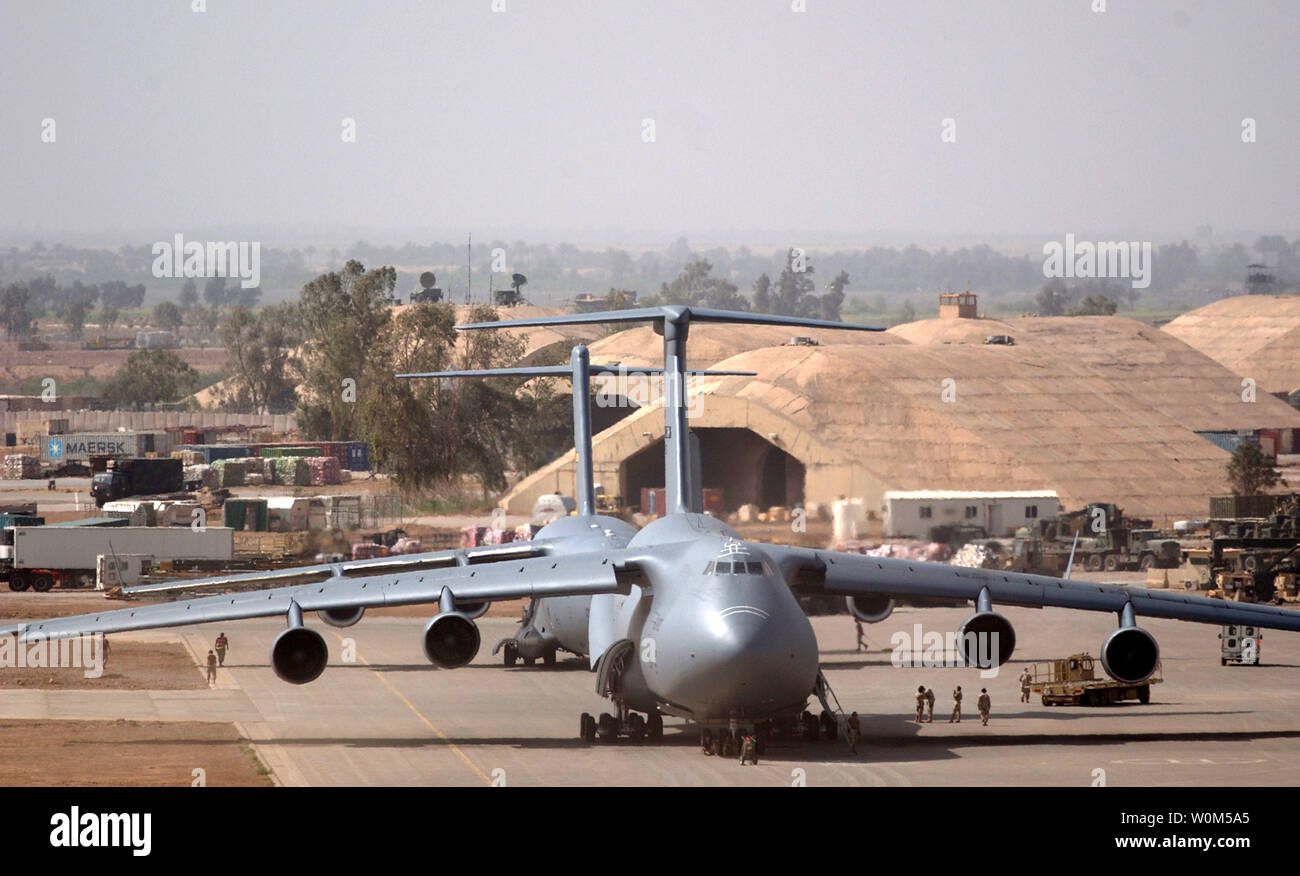 Un C-5A Galaxy, avec un C-17 Globemaster III garée derrière, est déchargé à  la base aérienne de Balad, de l'Iraq. Balad sert de plaque tournante du  trafic aérien de l'Irak. UPI (photo