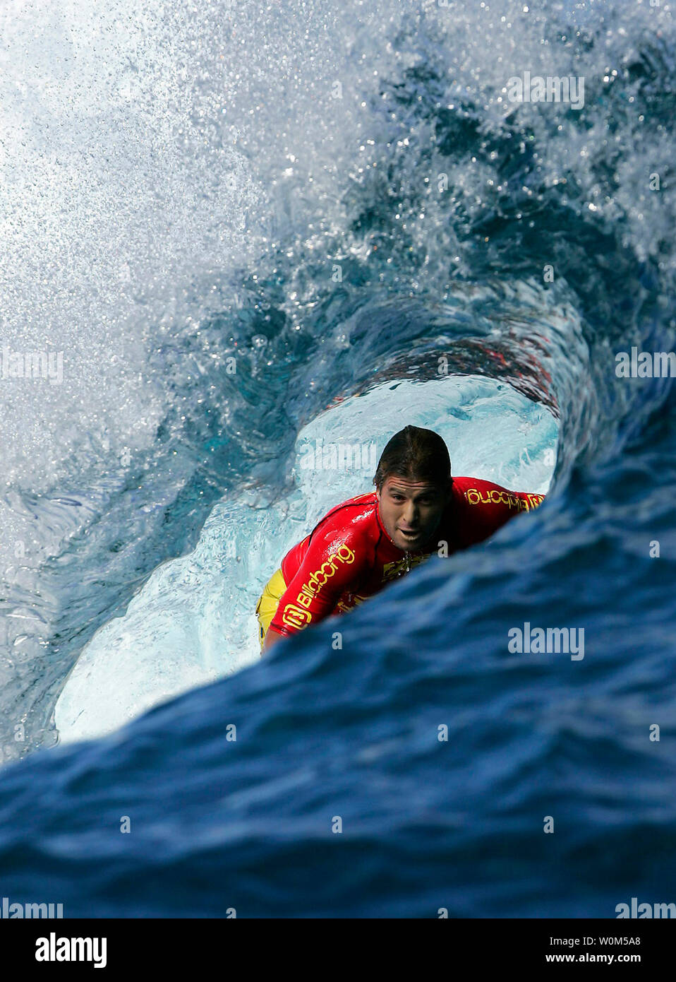 L'ancien champion du monde et ASP Billabong Pro Tahiti australien champion Mark Occhilupo avancé à trois rondes de la Billabong Pro à Teahupoo, Tahiti le 12 mai 2004. Le Billabong Pro est le tiers de 12 d'événements pour les hommes sur la 2004 favorise l'ASP World Tour et offre le top 45 surfeurs dans monde et trois wild card les surfeurs. (Photo d'UPI/Aaron Chang/ASP) Banque D'Images