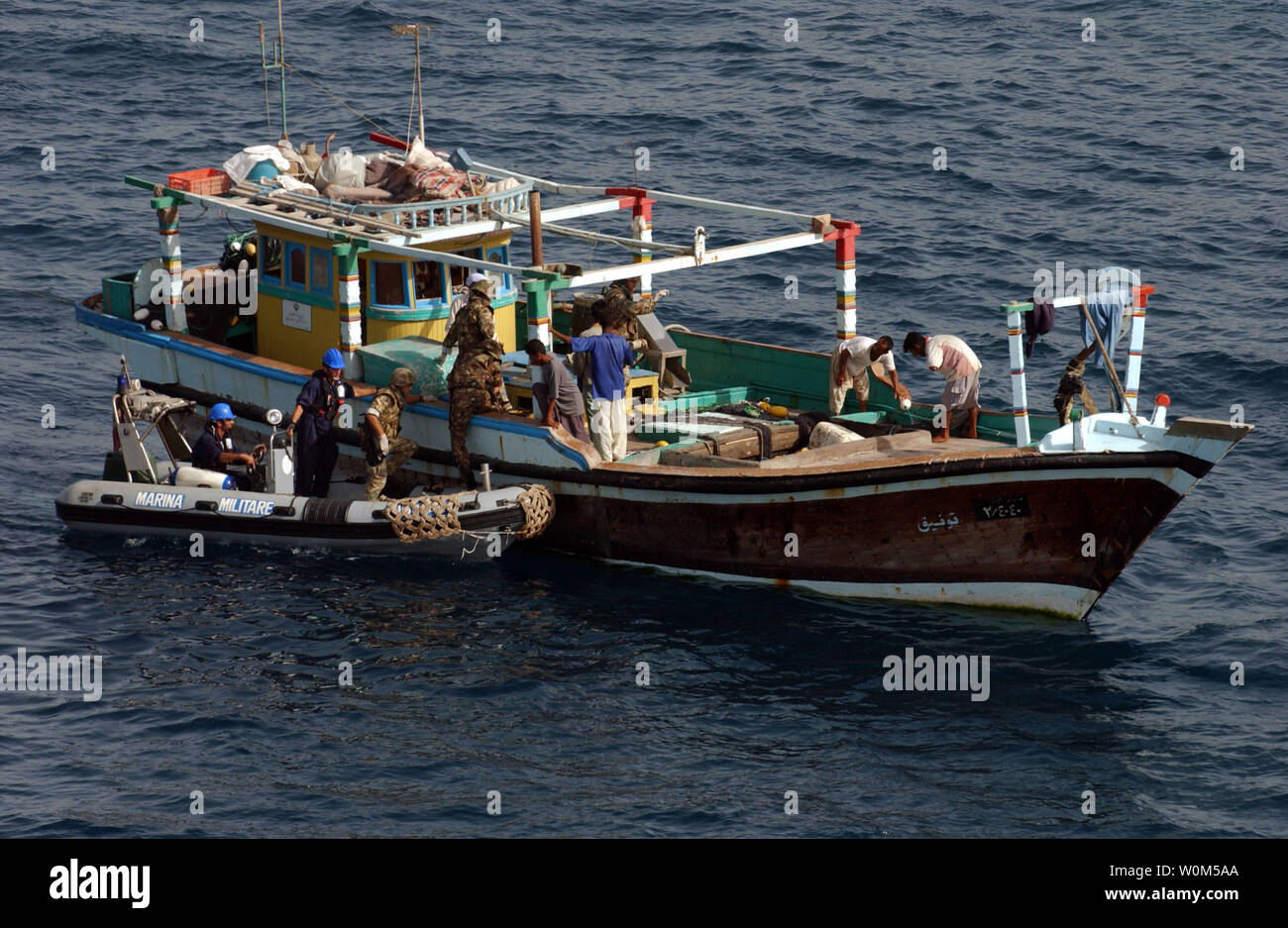 Une embarcation pneumatique à coque rigide (RHIB) déployés forment la frégate de classe Maestrale Italien SON Scirocco (F 573) envoie une équipe d'abordage pour effectuer une recherche d'un boutre de pêche dans le golfe d'Oman, le 3 mai 2004. (Photo d'UPI/Bart Bauer/US Navy) Banque D'Images