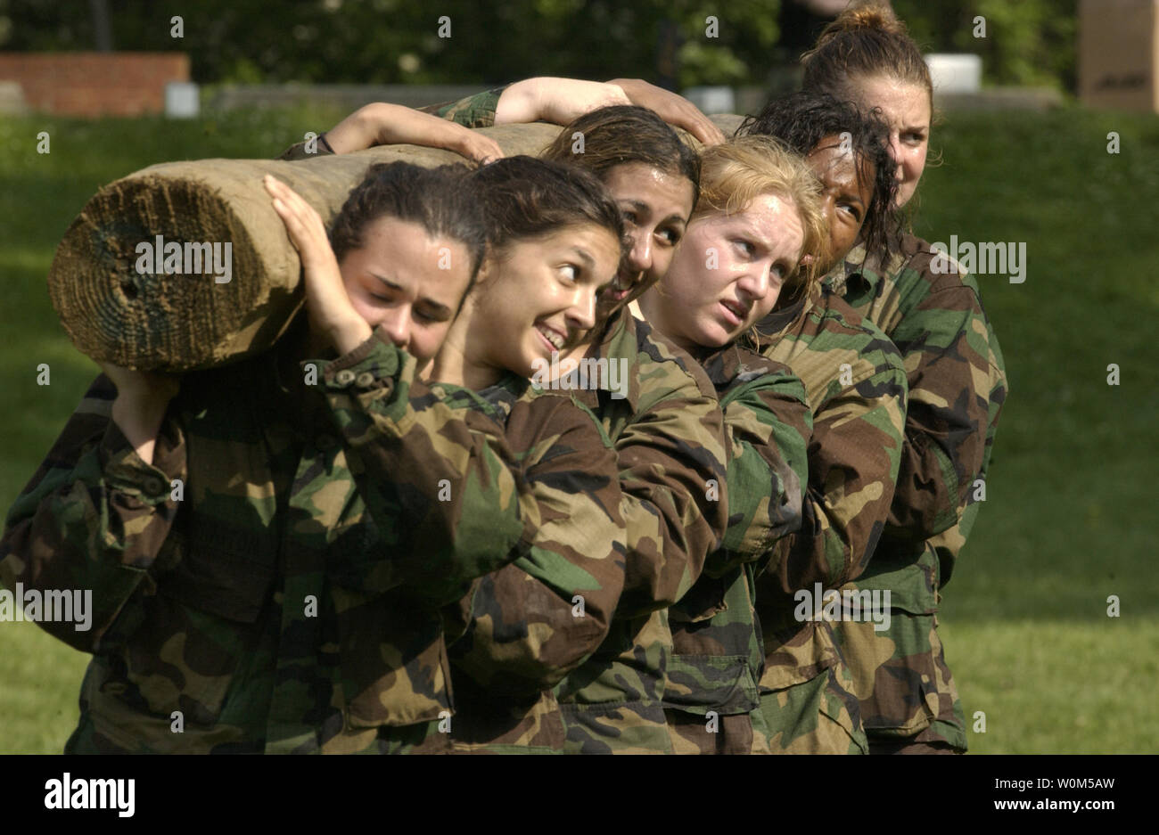 Une équipe d'aspirants de travailler avec un journal dans le cadre de la formation d'équipe pendant les essais en mer à la U.S. Naval Academy à Annapolis, MD, récemment. L 'événement' capstone de quatrième classe les aspirants de lieux dans un environnement exigeant physiquement et mentalement qu'instille en eux les valeurs d'un bon leadership, travail d'équipe et la persévérance. Photo prise le 18 mai 2004. (Photo d'UPI/Damon J. Moritz/U.S. Marine) Banque D'Images