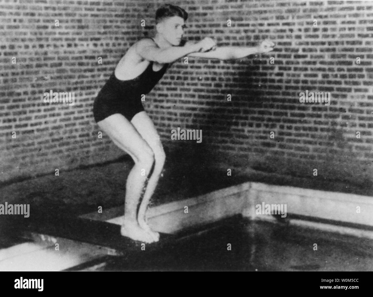 Le président Ronald Reagan est vu ici dans ce fichier 1931 photo à Eureka College, Eureka, l'Illinois. Il a été le premier nageur de l'équipe de natation du collège au cours de son temps là. Reagan, le 40e président des États-Unis d'Amérique, a joué un rôle déterminant dans l'effondrement du communisme et la fin de la guerre froide. L'ancien président est maintenant de 92 et a été souffrant d'alzheimer depuis plus de dix ans. (UPI/fichier) Banque D'Images