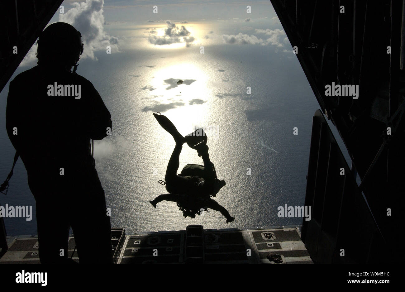 Un Pararescueman du 38e Escadron de sauvetage à Moody Air Force Base, Ga., suit un autre Meathod RAMZ Truquage (Zodiac) à l'arrière d'un HC-130 au cours d'un sauvetage, 350 km au nord-est de Saint-Martin dans l'océan Atlantique, le 22 juillet 2004. (Photo/UPI/USAF Jasper Joshua T.) Banque D'Images