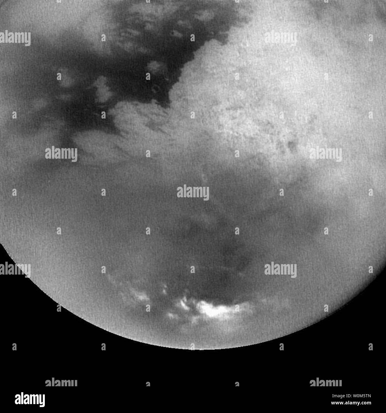 L'image ci-dessus révèle des limites entre les régions sombres et claires sur la surface de Titan. La photo, prise par la sonde Cassini le 25 octobre 2004, passant d'environ un demi-million de kilomètres, a été traitée pour réduire l'effet de flou de la brume atmosphérique et aiguiser les bords de fonctionnalités. La zone claire sur le centre droit est Xanadu. À l'ouest de Xanadu se trouve une zone de matériau sombre qui entoure complètement les fonctions plus lumineux à certains endroits. Les éléments linéaires étroites, à la fois sombres et lumineux, peut aussi être vu. Il n'est pas clair quels processus géologiques créé ces fonctions, Banque D'Images