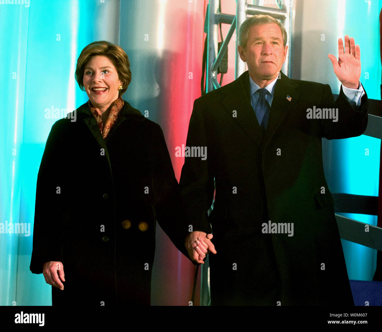 Le Président George Bush et de la Première dame Laura Bush arrivent pour l'illumination de l'arbre de Noël annuel sur l'Ellipse à Washington, D.C., le 2 décembre 2004. L'illumination de l'arbre ouvre le spectacle de Noël 2004 de la paix. (Photo d'UPI/Ron Sachs) Banque D'Images
