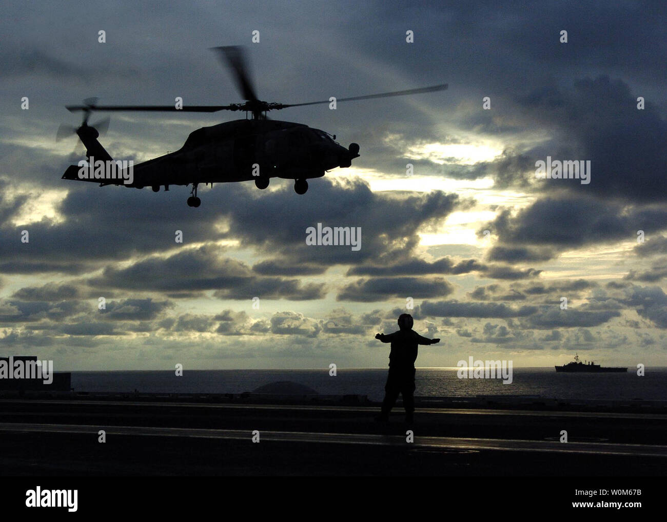 Un hélicoptère Seahawk à bord des terres l'USS Abraham Lincoln le 5 janvier 2005. Hélicoptères et aéronefs affectés à Carrier Air Wing 2 (CVW-2) et les marins de Abraham Lincoln appuient l'opération Unified Assistance, l'opération humanitaire d'efforts à la suite du tsunami qui a frappé l'Asie du Sud Est. (Photo d'UPI/Tyler J. Clements/Navy) Banque D'Images