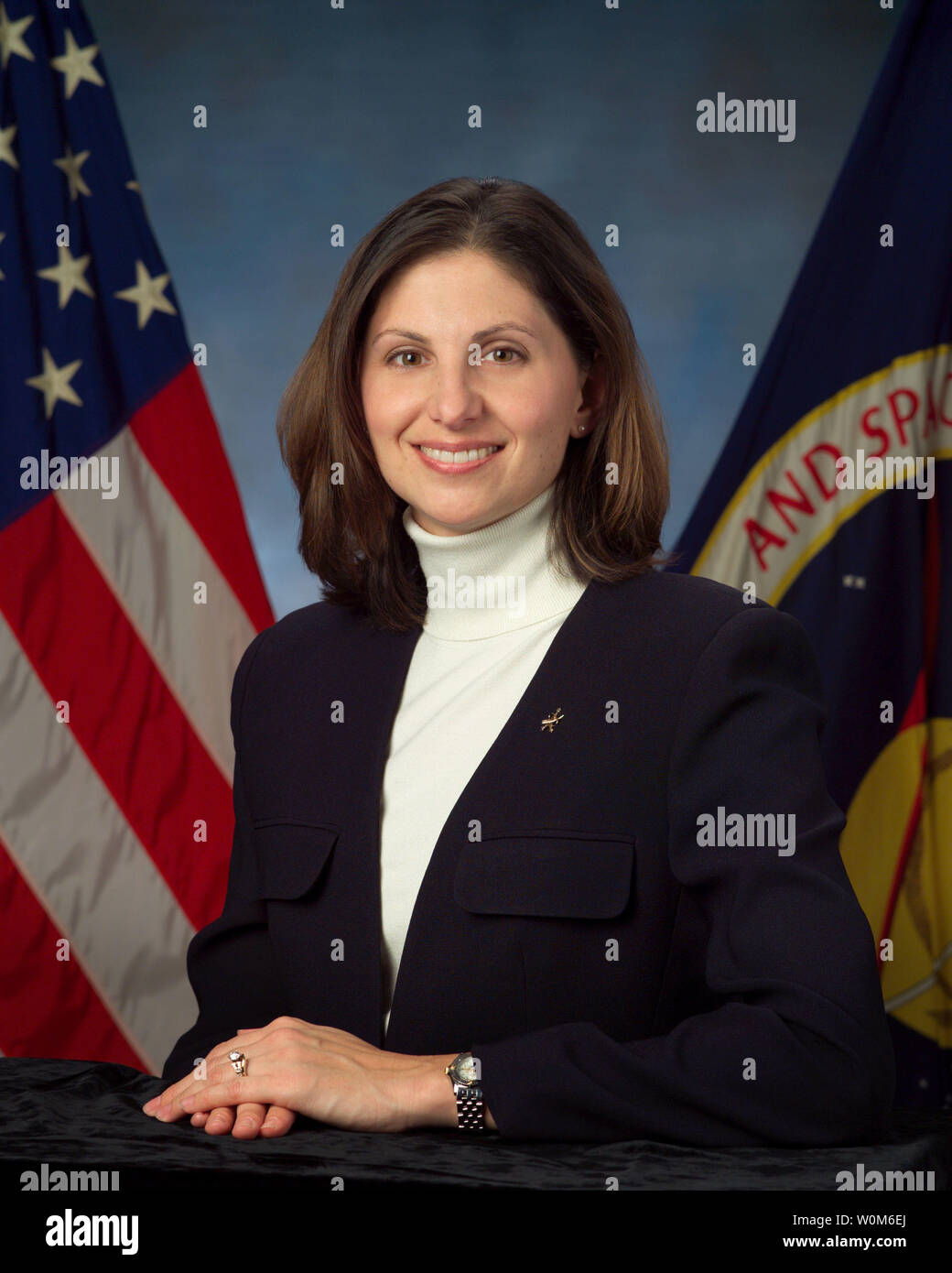 Directeur de vol Catherine A. Koerner pour la découverte. La NASA prévoit de lancer Discovery vers la fin juillet, lorsque les 7 membres de l'équipage de retour à s'envolera vers la Station spatiale internationale principalement à tester et évaluer de nouvelles procédures de sécurité. Il y a eu beaucoup d'améliorations de la sécurité à l'aéroport, y compris un réservoir externe, les nouveaux capteurs et d'un boom qui permettra aux astronautes d'inspecter la navette pour tout dommage potentiel. (Photo d'UPI/NASA) Banque D'Images