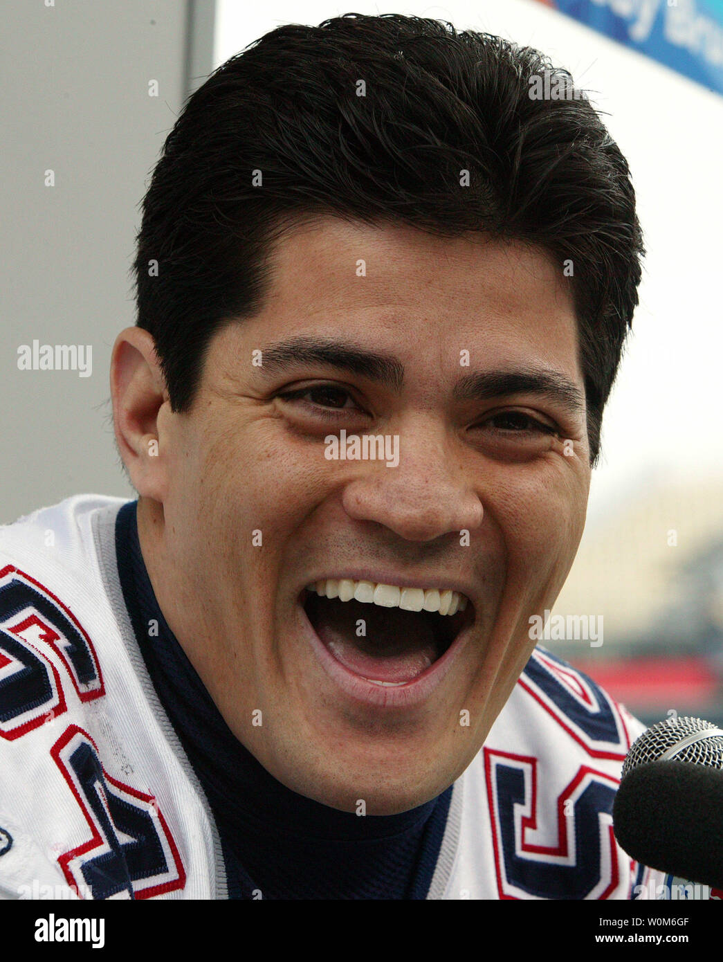 New England Patriots linebacker Tedy Bruschi, indiquées dans ce 1 février 2005 photo, a subi un AVC est doux mais marcher, parler et de bonne humeur, l'équipe dit à Boston le 17 février 2005.Bruschi a souffert d'engourdissement temporaire, vision trouble et maux de tête le 16 février, et a été transporté à l'Hôpital général du Massachusetts. (Photo d'UPI/Terry Schmitt) Banque D'Images