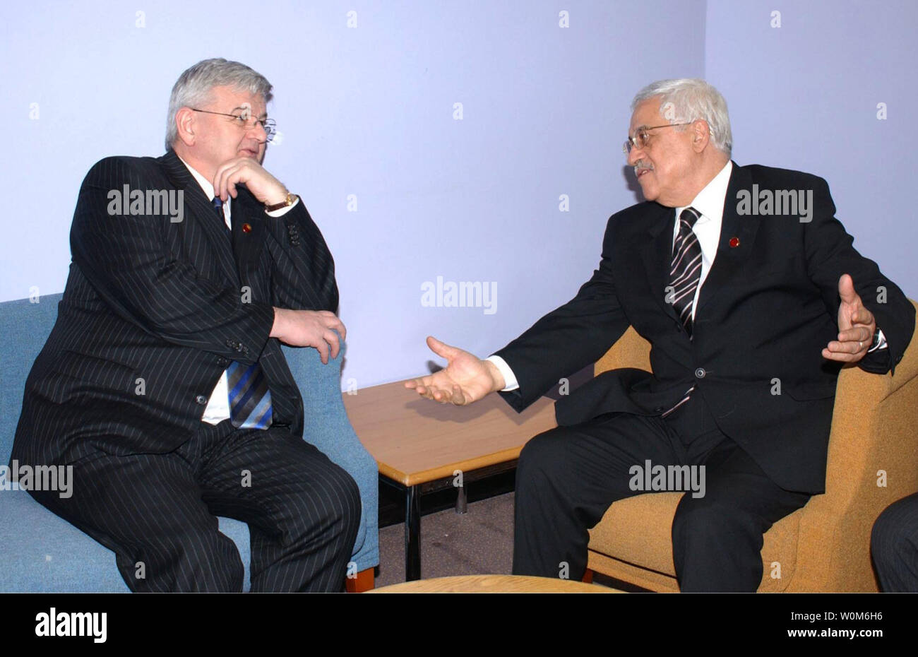 Le dirigeant palestinien Mahmoud Abbas (R) rencontre avec le Ministre allemand des affaires étrangères, Joschka Fischer, lors d'une conférence d'une journée internationale sur la question palestinienne à Londres le 1 mars 2005. (Photo d'UPI/Omar Rashidi/Autorité palestinienne) Banque D'Images