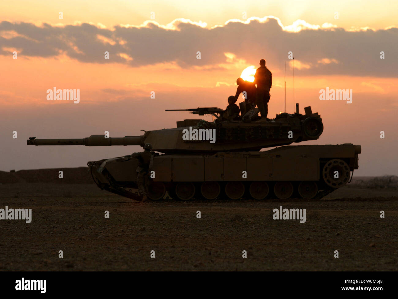 Marines avec le 1er Peloton, la Compagnie Alpha, 2e Bataillon, assurer la sécurité alors que d'autres marines utiliser des bulldozers pour construire un mur de barrière le long de la frontière iraqo-syrienne, au sud d'Husaybuh, l'Iraq, le 25 février 2005. Les marines sont actuellement engagés dans des opérations de stabilisation et de sécurité dans la province d'Anbar Al, de l'Iraq. (UPI Photo/ Christopher G. Graham/Marines) Banque D'Images