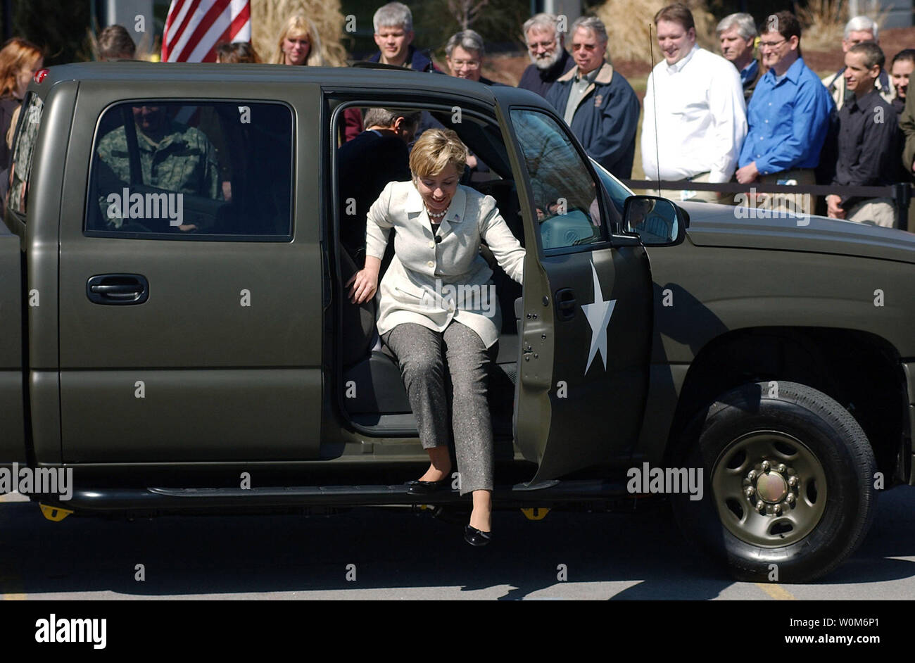 Le sénateur Hillary Rodham Clinton (D-NY) sort de la première Américaine ArmyÕs à pile à combustible hydrogène retrait au General Motors research facility près de Rochester, NY, Vendredi, Avril 1, 2005. Clinton a joué un rôle déterminant dans l'obtention de fonds dans le département de la défense de 2005 crédits ouverts au nom d'GMÕs camion expérimental dont les modules de la pile à combustible sont produits dans l'installation. La modification Chevrolet Silverado Crew Cab ramasseur est équipé de deux piles à combustible de 94 kW qui ont été élaborés lors de cette installation. L'armée américaine va évaluer le camion expérimental, d'effectuer des tests rigoureux dans différentes cli Banque D'Images