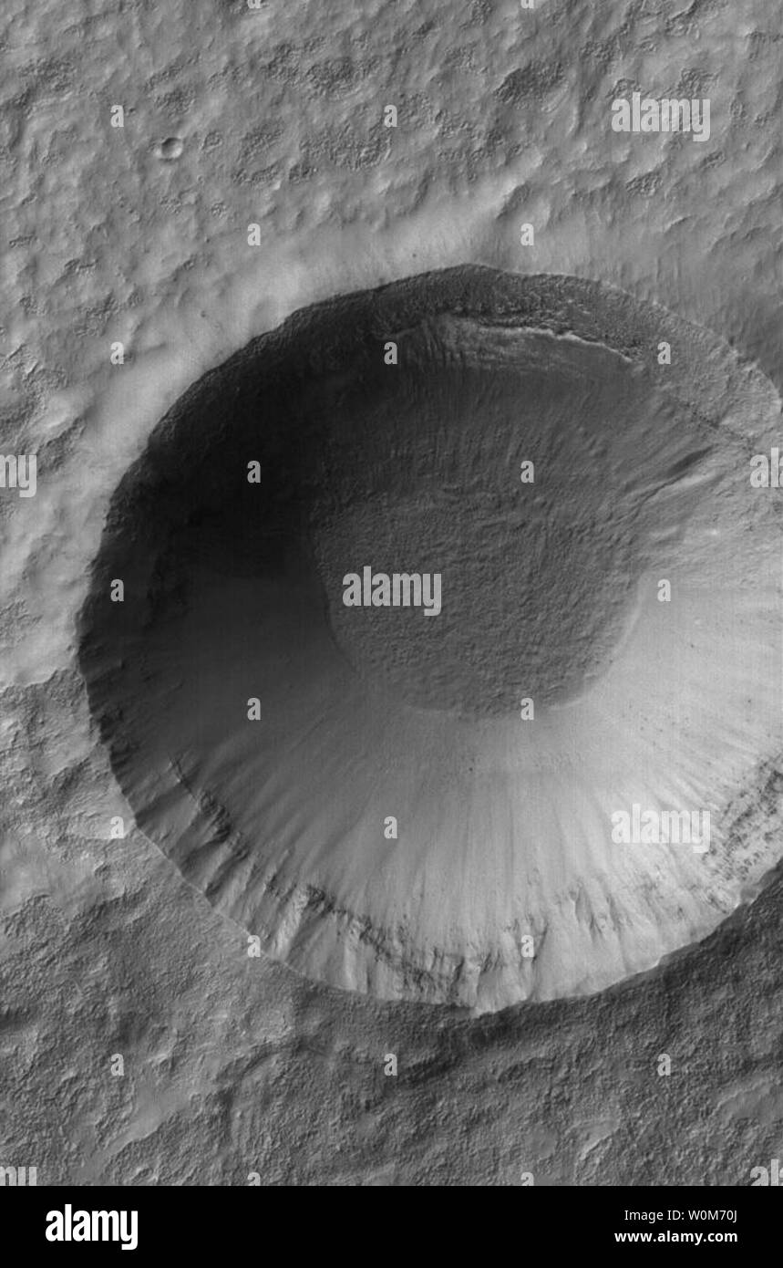 Une image de Mars Global Surveyor DE LA NASA montre un cratère dans le sud de l'hiver avec le gel des dépôts sur le mur nord. (UPI/NASA/JPL/Malin Space Science Systems) Banque D'Images