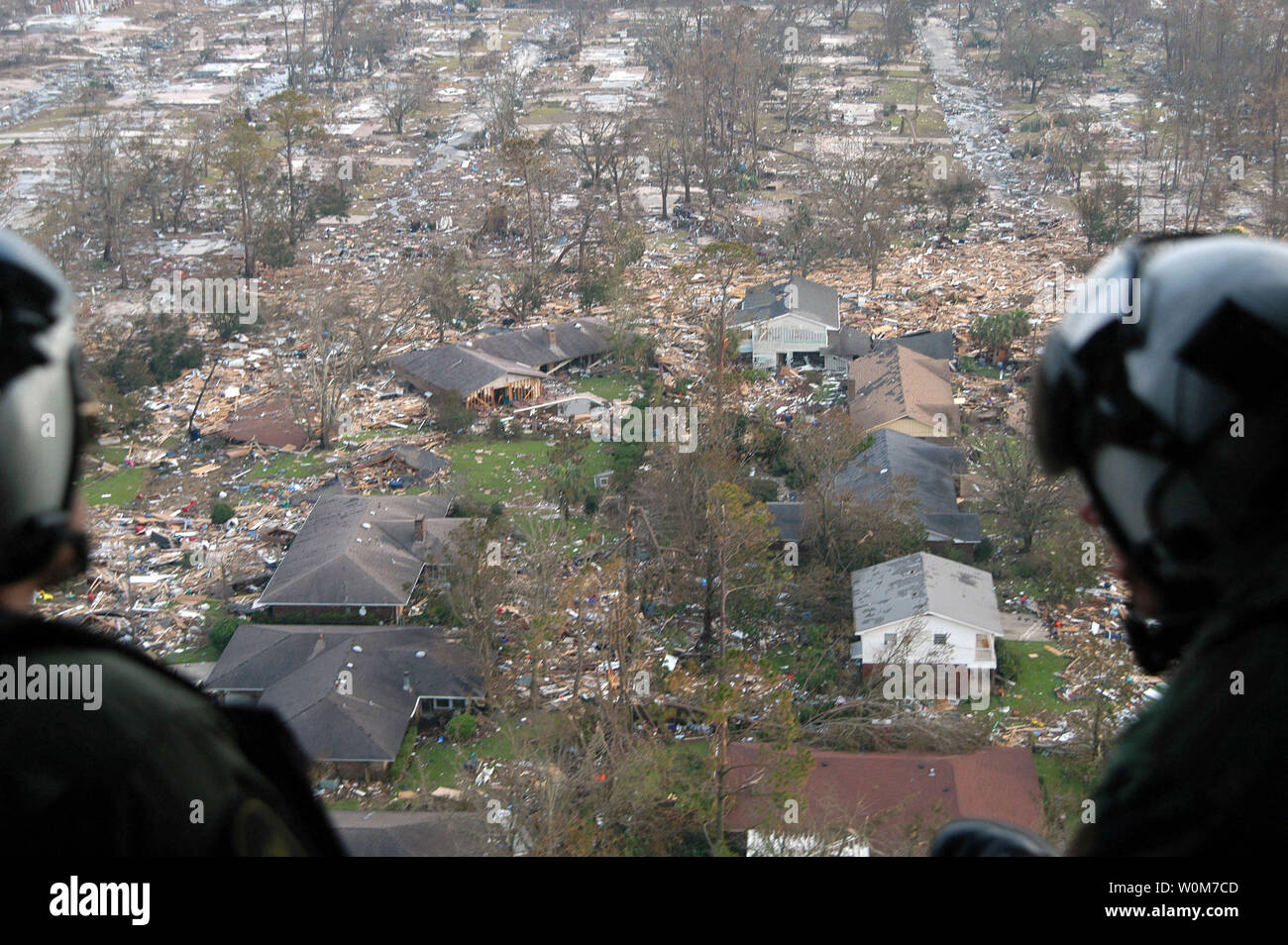 L'équipage de l'air U.S. Navy affecté à l'unité de soutien de l'hélicoptère Pensacola, Floride, enquête sur les dommages de l'ouragan Katrina en route vers Stennis Space Center, au Mississippi, le 1 septembre 2005, après avoir quitté Naval Air Station Pensacola pour offrir du soutien et de l'aide aux victimes de l'ouragan. La participation de la marine dans les opérations d'aide humanitaire est dirigé par la Federal Emergency Management Agency (FEMA), en collaboration avec le ministère de la Défense. (Photo d'UPI/Larry W. Kachelhofer/DOD) Banque D'Images