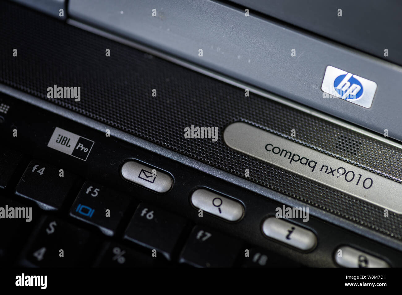 La société de haute technologie en partenariat avec Hewlett-Packard Compaq pour la production d'un ordinateur portable grand public aux débuts de la quatrième révolution industrielle Banque D'Images