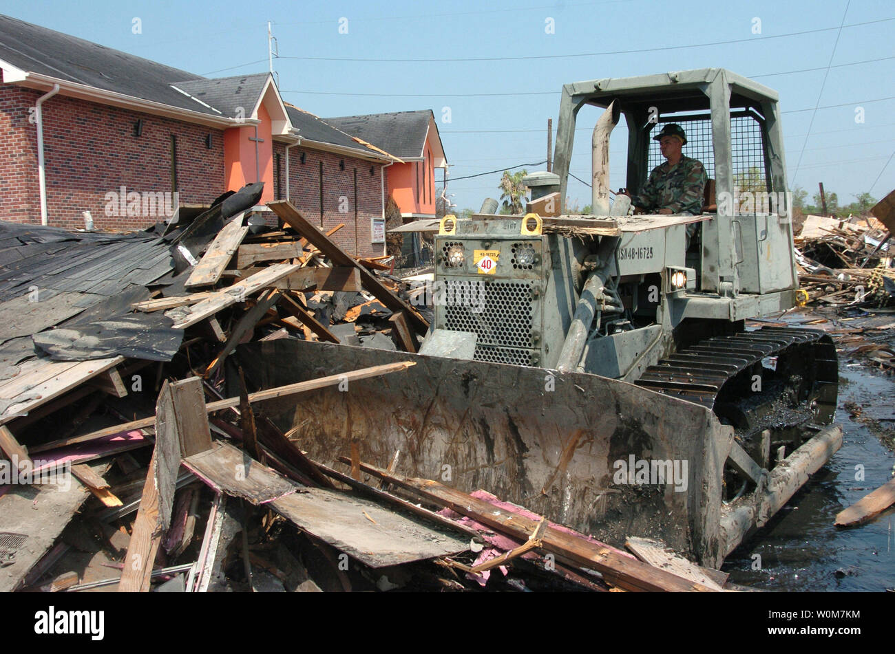 Opérateur d'équipement de la marine des États-Unis 2e classe Michael Hurtado, affectés à la construction navale Bataillon Mobile quatre zéro, élimine les débris hors de l'inondation des rues récemment de la Nouvelle Orléans, en Louisiane, le 19 septembre 2005. NMCB 40 est en ce moment aide à l'effort de reprise après sinistre de l'ouragan Katrina qui a frappé la côte du golfe du Mexique le 28 août 2005. (UPI Photo/ John P. Curtis/Navy) Banque D'Images