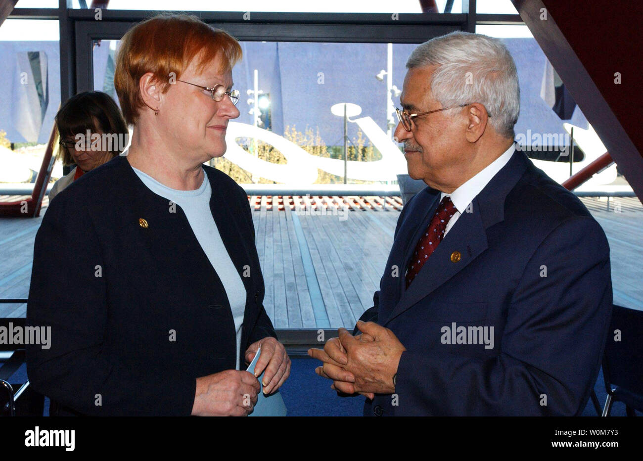 Le président palestinien Mahmoud Abbas (R) rencontre avec la Finlande Président Tarja Halonen à sommet EuroMed à Barcelone, Espagne le 11 novembre 2005. Le sommet vise à améliorer les relations entre l'UE et ses voisins méditerranéens. (Photo d'UPI/Omar Rashidi/PPO) Banque D'Images