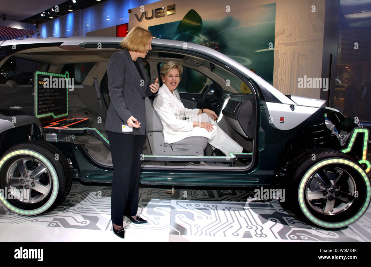 General Motors Vice-président Environnement et énergie Beth Lowery répond aux questions pour gouverneur du Michigan Jennifer Granholm sur le nouveau 2007 Saturn Vue Green Line Hybrid comme elle a visité l'exposition de GM à la North American International Auto Show de Detroit, Michigan le 11 janvier 2006. Le spectacle s'ouvre au public le samedi 14 janvier. (Photo/UPI/GM) Steve Fecht Banque D'Images