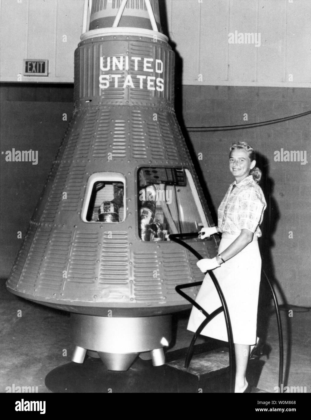 Jerrie Cobb pose à côté d'un vaisseau spatial de mercure dans une capsule de la NASA sans date image à partir du début des années 60. Bien qu'elle n'a jamais volé dans l'espace, Cobb, avec 24 autres femmes, ont subi des essais physiques semblables à celles prises par les astronautes de mercure dans ce qui était connu sous le nom de la Première Dame des stagiaires de l'astronaute (plats). Le Dr Randy Lovelace, un scientifique de la NASA qui avait mené les examens officiels du programme Mercure, les tests administrés à sa clinique privée sans sanction officielle de la NASA. Cobb a réussi tous les exercices de formation, le classement dans le top 2 pour cent de tous les candidats astronautes. Alors qu'elle a prêté serment Banque D'Images