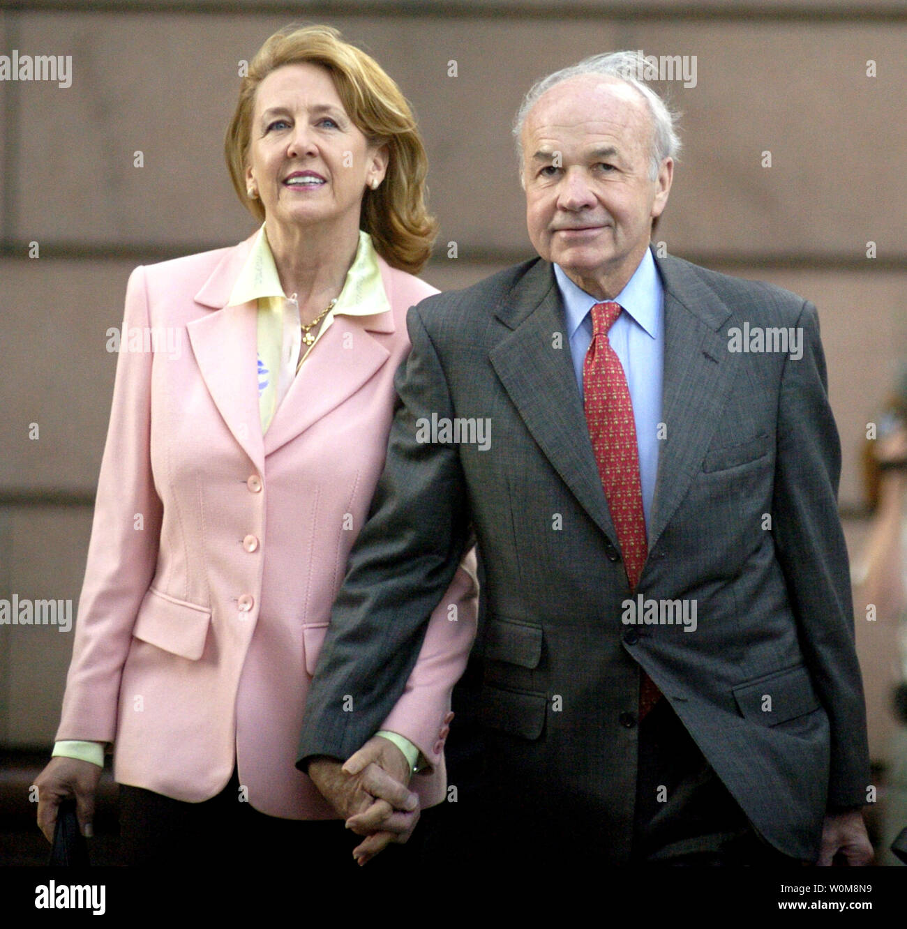 Ancien président et chef de la direction d'Enron Ken Lay a été reconnu coupable de complot en vue de commettre une fraude en valeurs mobilières et sur le fil le 25 mai 2006. Il est indiqué la marche à la Bob Casey US Court House avec son épouse, Linda, mercredi, 15 mai 2006 à Houston, Texas. (Photo d'UPI/Johnny Hanson/Files) Banque D'Images