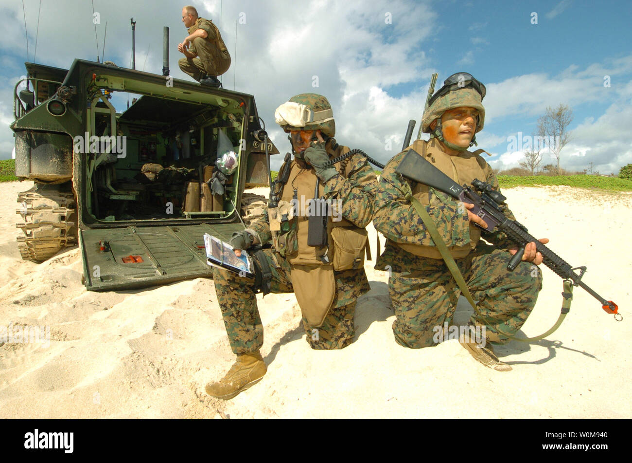Le capitaine du Corps des Marines américain Jon Curtis (à gauche) les appels dans une frappe aérienne que le Cpl. Eric Brookes fournit la sécurité dans le cadre d'une simulation d'agression sur la plage de La Baie de Kaneohe Marine Corps Base, Texas, le 18 juillet 2006, au cours de l'exercice Rim of the Pacific 2006. L'exercice, communément appelé l'exercice RIMPAC 2008, réunit des forces militaires de l'Australie, le Canada, le Chili, le Pérou, le Japon, la République de Corée, le Royaume-Uni et les États-Unis dans l'exercice maritime biennal le plus important au monde. Curtis et Brookes sont joints à l'équipe d'appui-feu avec Echo Company, 1er Régiment de Marines. Photo UPI/Marcos Hernandez T./U.S Banque D'Images