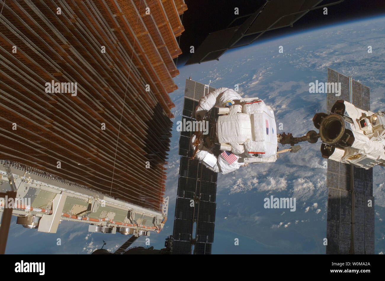 Spécialiste de mission STS-116 L'astronaute Robert L. Curbeam Junior travaille avec le port passage batterie solaire sur l'aile de la Station spatiale internationale au cours de la poutrelle P6 6 heures, 38 minutes sortie le 18 décembre 2006. Cette construction fait partie de la quatrième session de la mission activité extravéhiculaire (EVA). (Photo d'UPI/NASA) Banque D'Images