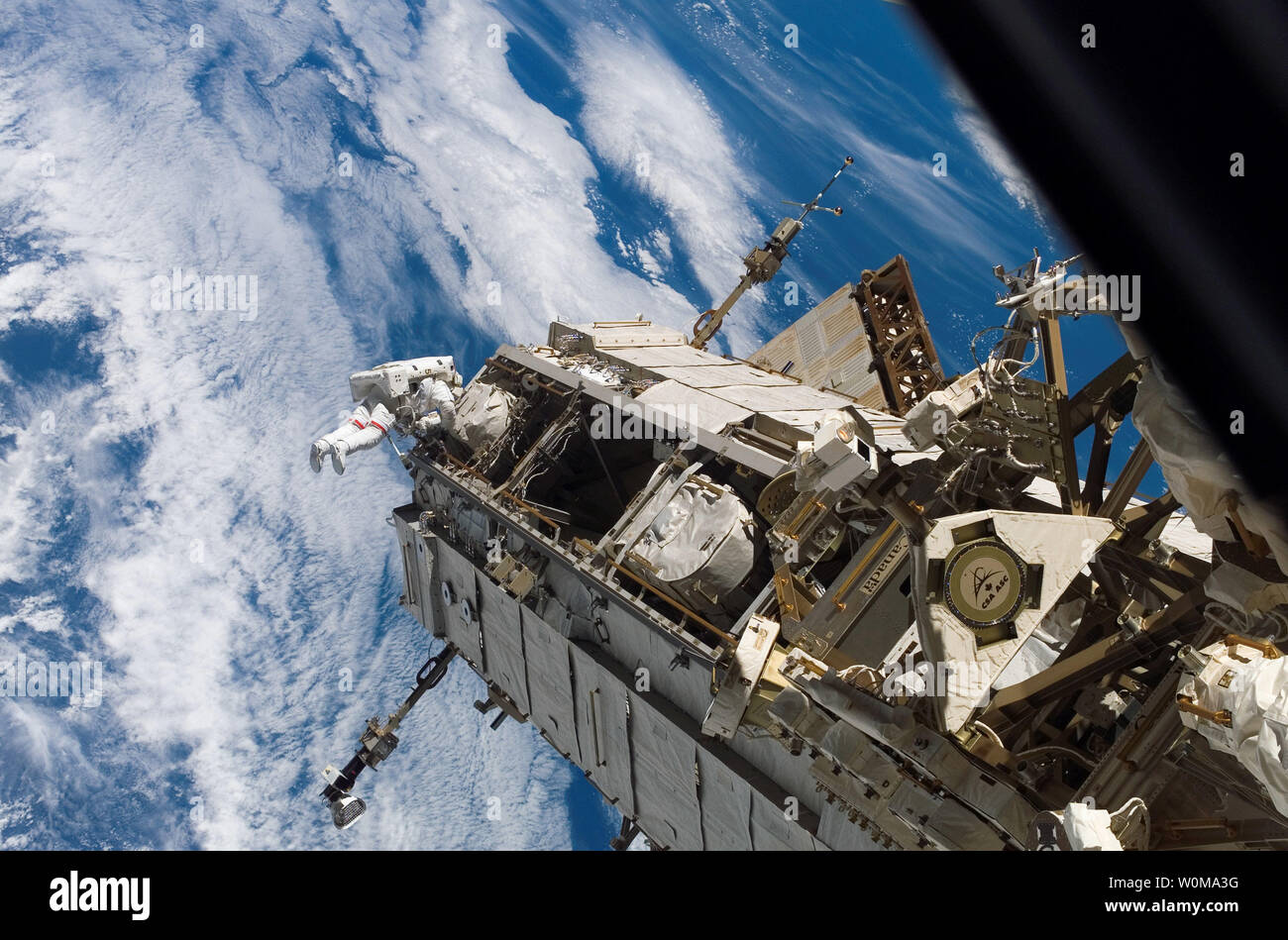 L'astronaute Robert Curbeam L., Jr., spécialiste de mission STS-116, participe à la mission prévue de la troisième session de l'activité extravéhiculaire (EVA) que la construction reprend sur la Station spatiale internationale le 16 décembre 2006. (Photo d'UPI/NASA) Banque D'Images