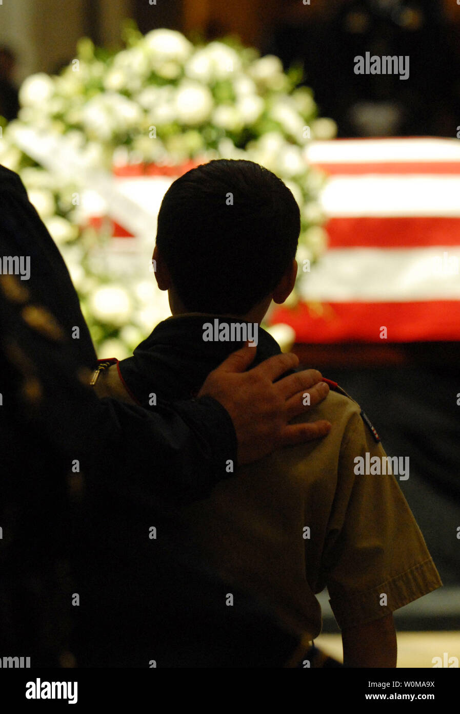 Un enfant, vêtu d'un uniforme Scouts, visites le cercueil Gerald R. Ford, 38e président des États-Unis, alors qu'il se trouve dans la région dans la rotonde de l'United States Capitol le 31 décembre 2006. (Photo d'UPI/Alexis C. Glenn) Banque D'Images
