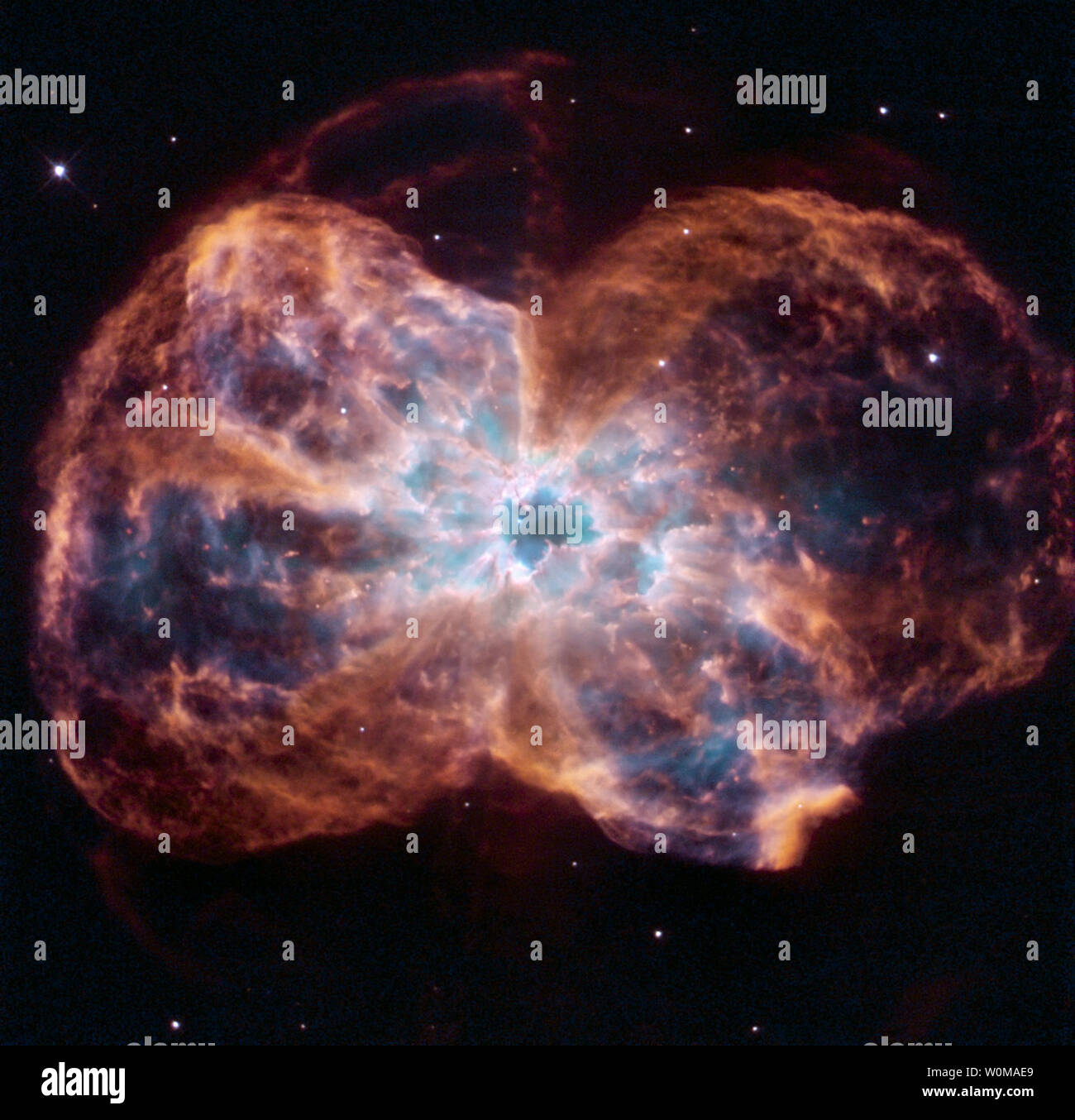 Une toute nouvelle image prise avec le télescope Hubble Wide Field Planetary Camera 2 montre la nébuleuse planétaire NGC 2440 - La structure chaotique de l'effondrement d'une étoile. Cette image de NGC 2440 présente le "bouquet final" de couleur d'une étoile comme notre Soleil. L'étoile est se terminant sa vie par le fait de se débarrasser de ses couches externes de gaz, qui a formé un cocon autour de l'étoile du reste de core. La lumière ultraviolette de l'étoile mourante rend le matériel glow. L'holocauste des étoiles, appelé une naine blanche, est le point blanc au centre. Photo libérée le 13 février 2007. (Photo d'UPI/NASA/ESA/K.Noll-STScI) Banque D'Images