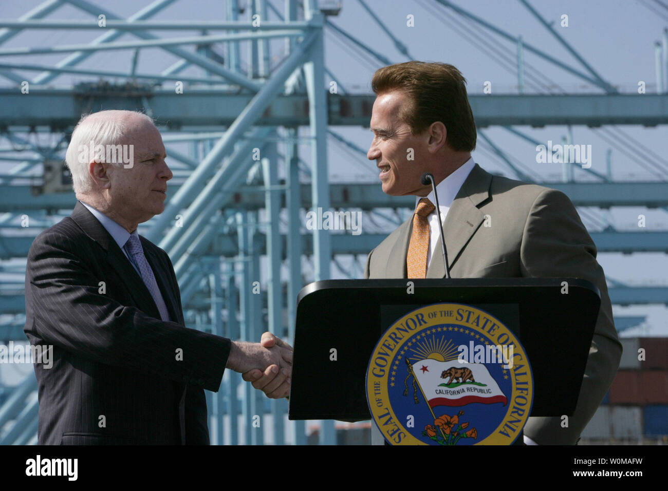 Le gouverneur Arnold Schwarzenegger (R) et le sénateur John McCain (R-AZ), serrer la main après avoir parlé à la presse à Terminal Island, Californie le 21 février 2007. Schwarzenegger et McCain a rencontré avant la conférence de presse pour discuter de l'équipe de Standard de carburants à faible teneur en carbone, qui exige une réduction de 10  % les émissions de gaz à effet de serre (GES) dans l'ensemble des carburants vendus en Californie en 2020, et comment en faire une norme nationale. (Photo d'UPI/Duncan McIntosh/charge de gouverneur Schwarzenegger) Banque D'Images