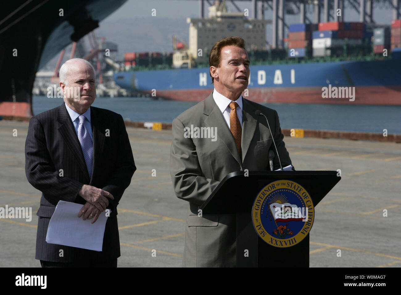 Le gouverneur Arnold Schwarzenegger (R) et le sénateur John McCain (R-AZ), parler à la presse à Terminal Island, Californie le 21 février 2007. Schwarzenegger et McCain a rencontré avant la conférence de presse pour discuter de l'équipe de Standard de carburants à faible teneur en carbone, qui exige une réduction de 10  % les émissions de gaz à effet de serre (GES) dans l'ensemble des carburants vendus en Californie en 2020, et comment en faire une norme nationale. (Photo d'UPI/Duncan McIntosh/charge de gouverneur Schwarzenegger) Banque D'Images