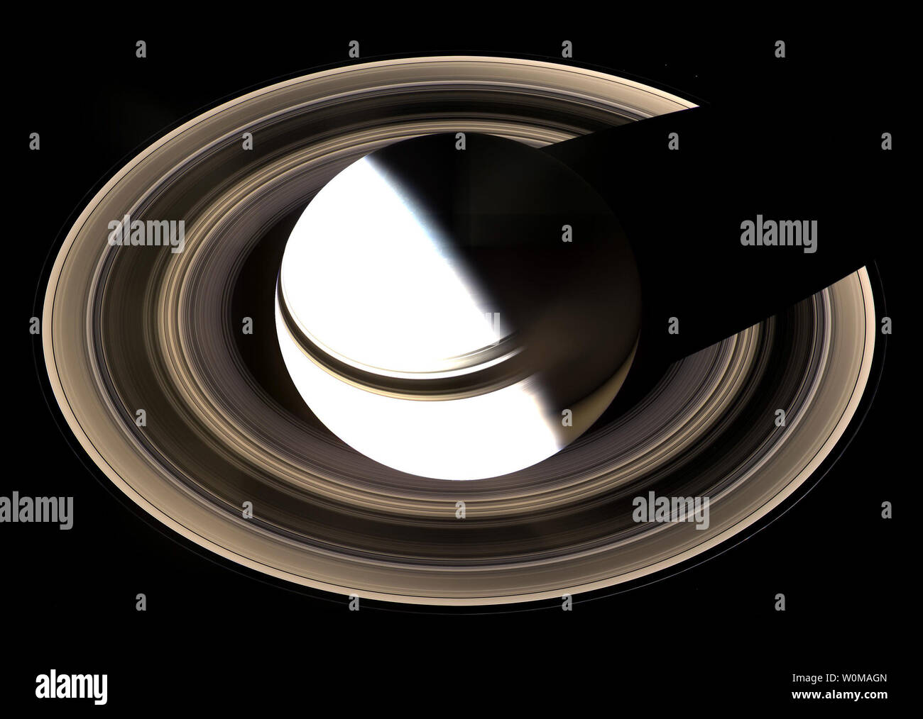 La sonde Cassini grand angle pour capturer cette vue de Saturne à une distance d'environ 1,23 millions de kilomètres (764 000 milles) le 19 janvier 2007. En tenant dans les anneaux dans leur intégralité a été au centre de cette séquence d'imagerie. Par conséquent, l'exposition de l'appareil fois étaient tout à fait adéquats pour capturer le côté sombre de ses anneaux, mais plus long que celui nécessaire pour exposer correctement le globe de Saturne au soleil. Par conséquent, le soleil, la moitié de la planète est surexposée. Cette vue est une mosaïque de 36 images, 12 séries distinctes de rouge, vert et bleu les images prises au cours d'environ 2,5 h Banque D'Images