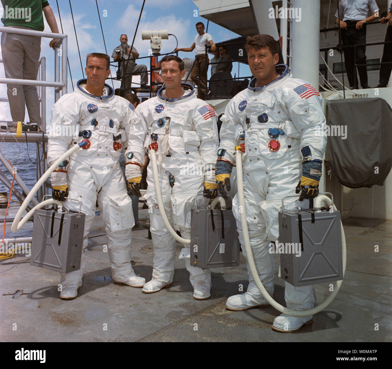 L'astronaute Wally Schirra, un l'original Mercure sept astronautes, est décédé à l'âge de 84 ans à San Diego le 2 mai 2007. Schirra était le seul astronaute à voler dans le Mercury, Gemini et Apollo programmes spatiaux. Il est illustré à droite avec Apollo 7 membres d'équipage Donn Eisele (C) et Walter Cunningham (L) en 1967. (Photos d'UPI/NASA/files) Banque D'Images